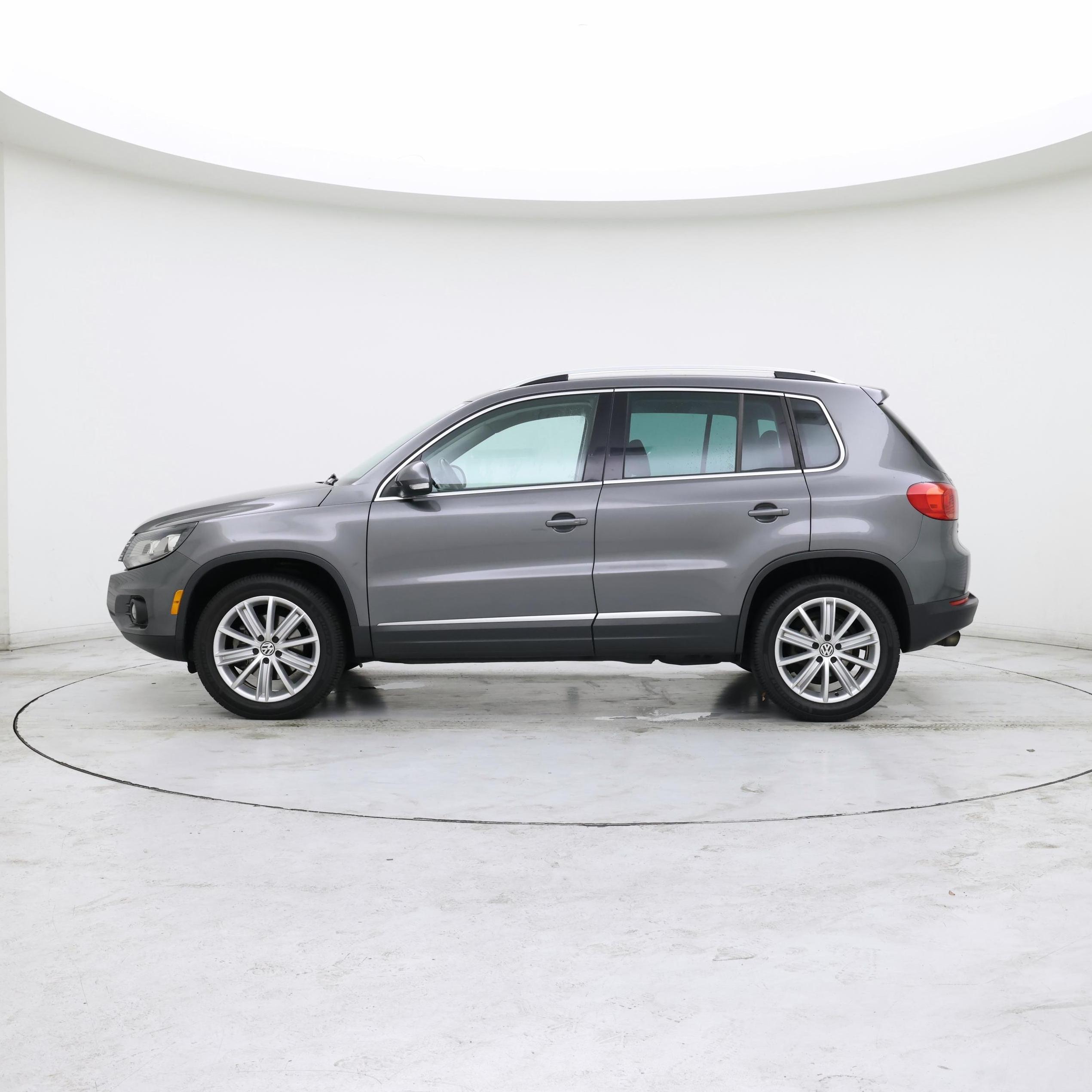 Thumbnail: 2016 Volkswagen Tiguan - 3