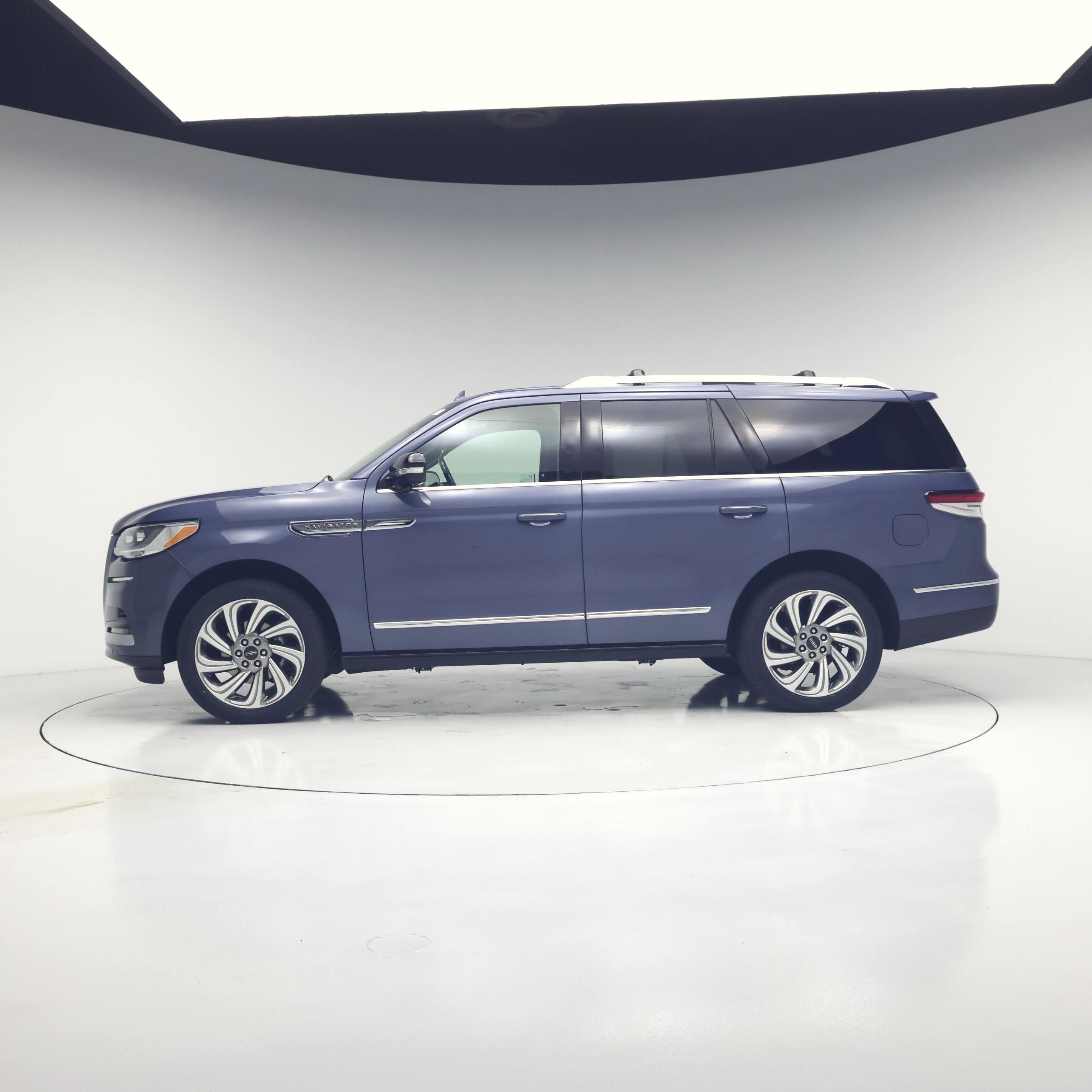 Thumbnail: 2023 Lincoln Navigator - 3