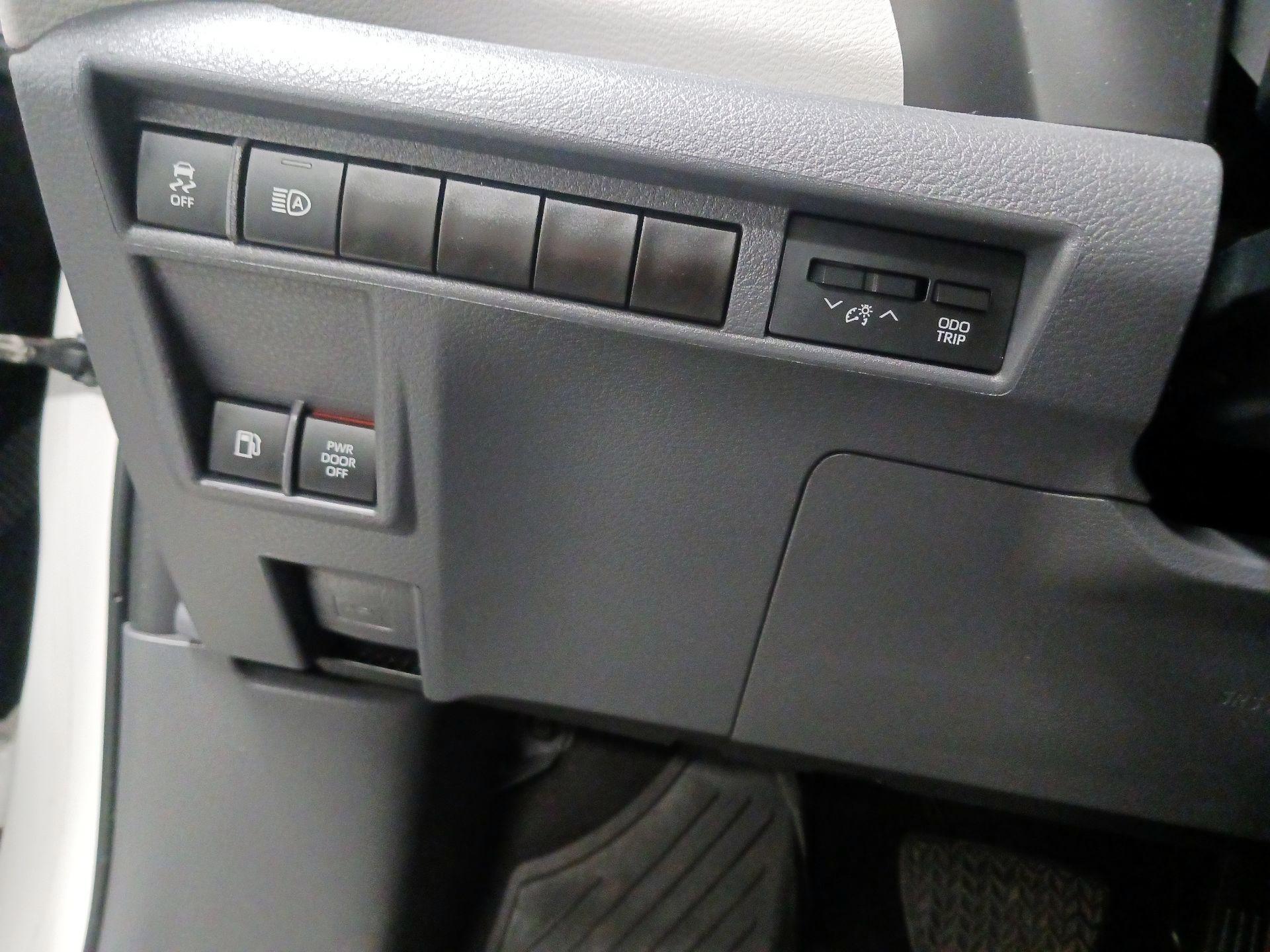 Thumbnail: 2023 Toyota Sienna - 13