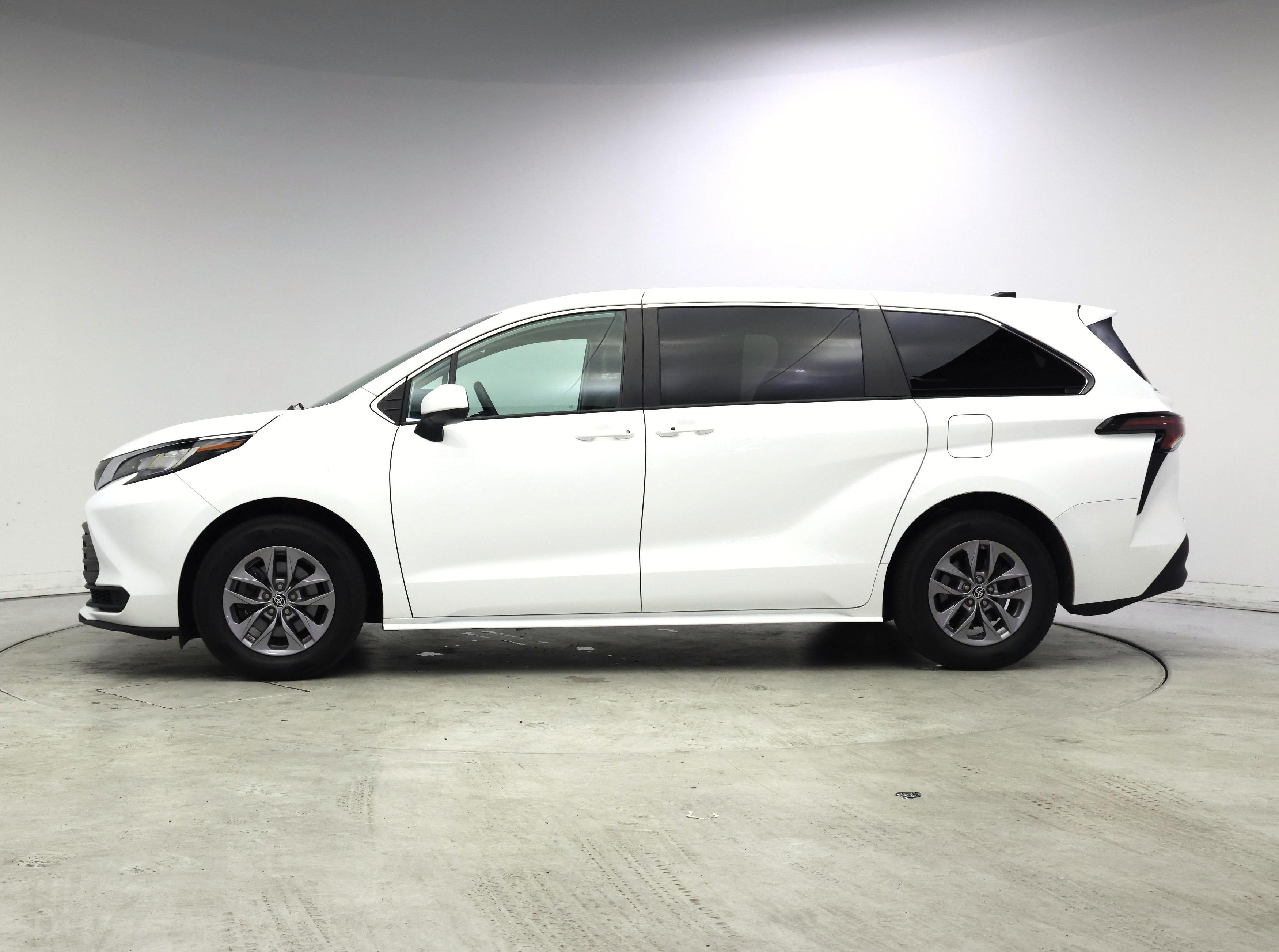Thumbnail: 2023 Toyota Sienna - 3