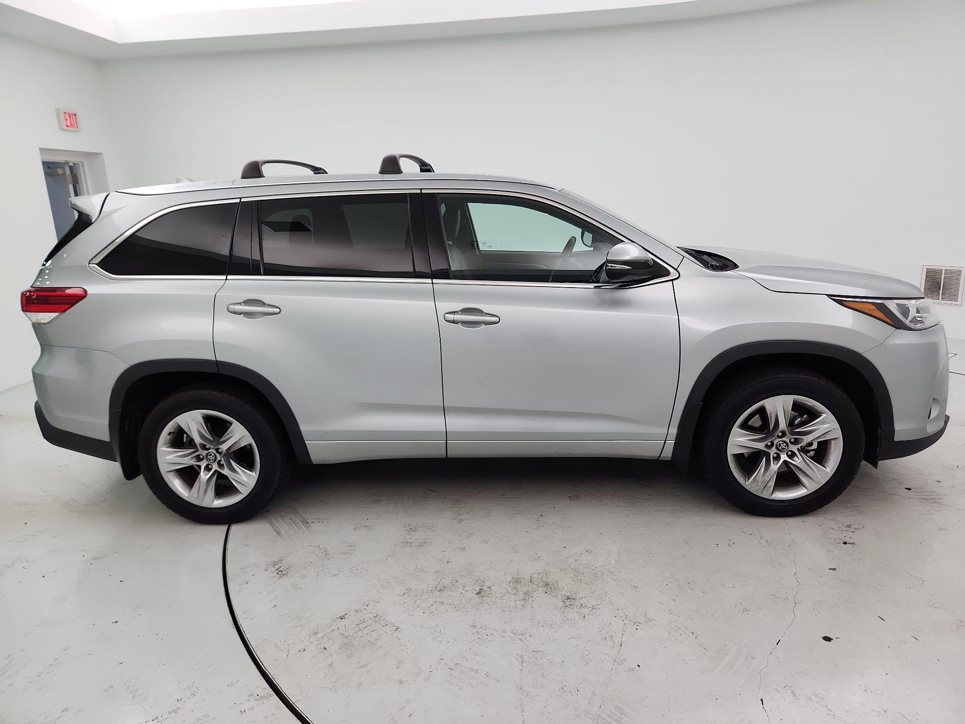 Thumbnail: 2017 Toyota Highlander - 4