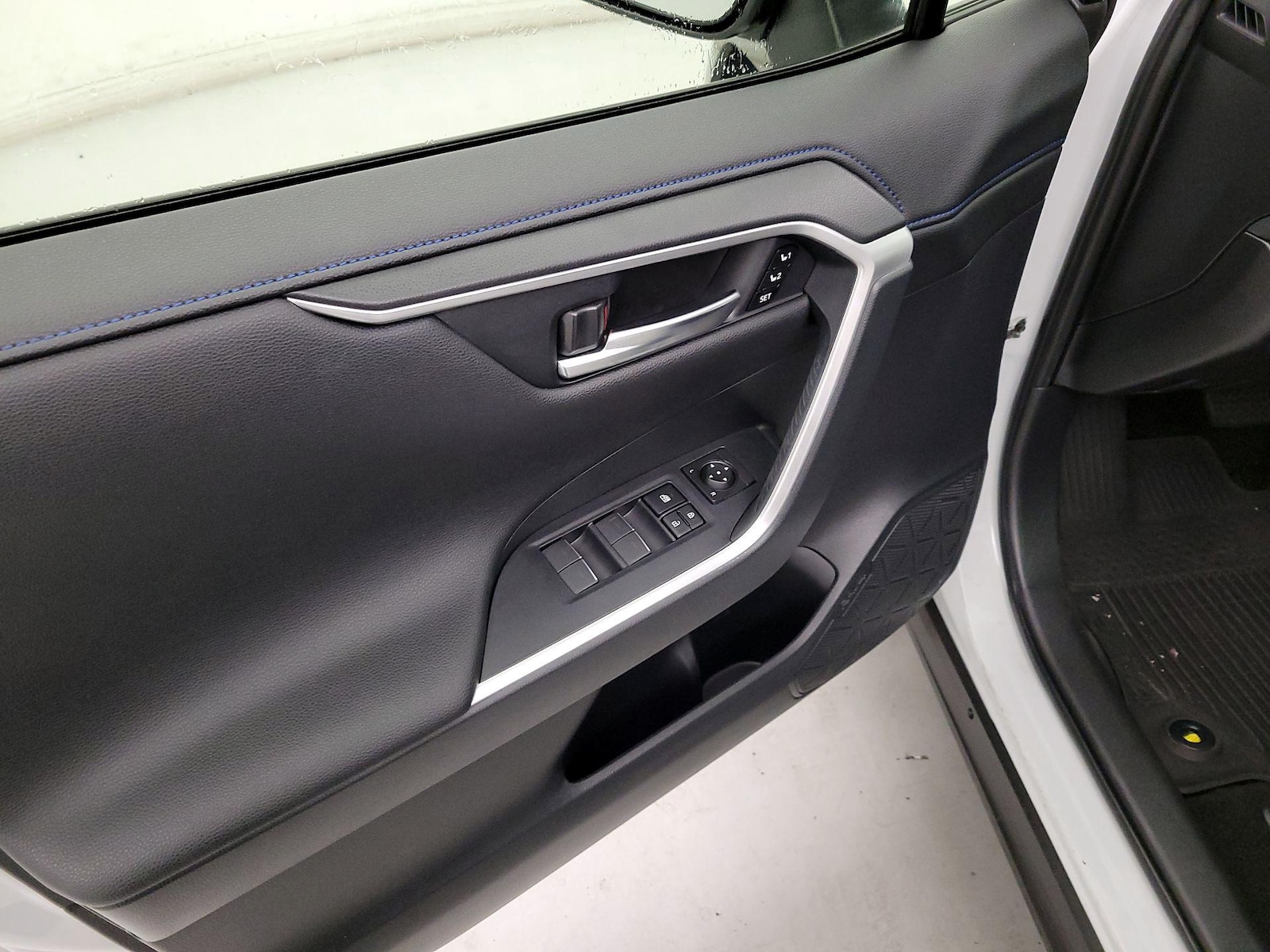 2024 Toyota RAV4 XSE - Photo 13