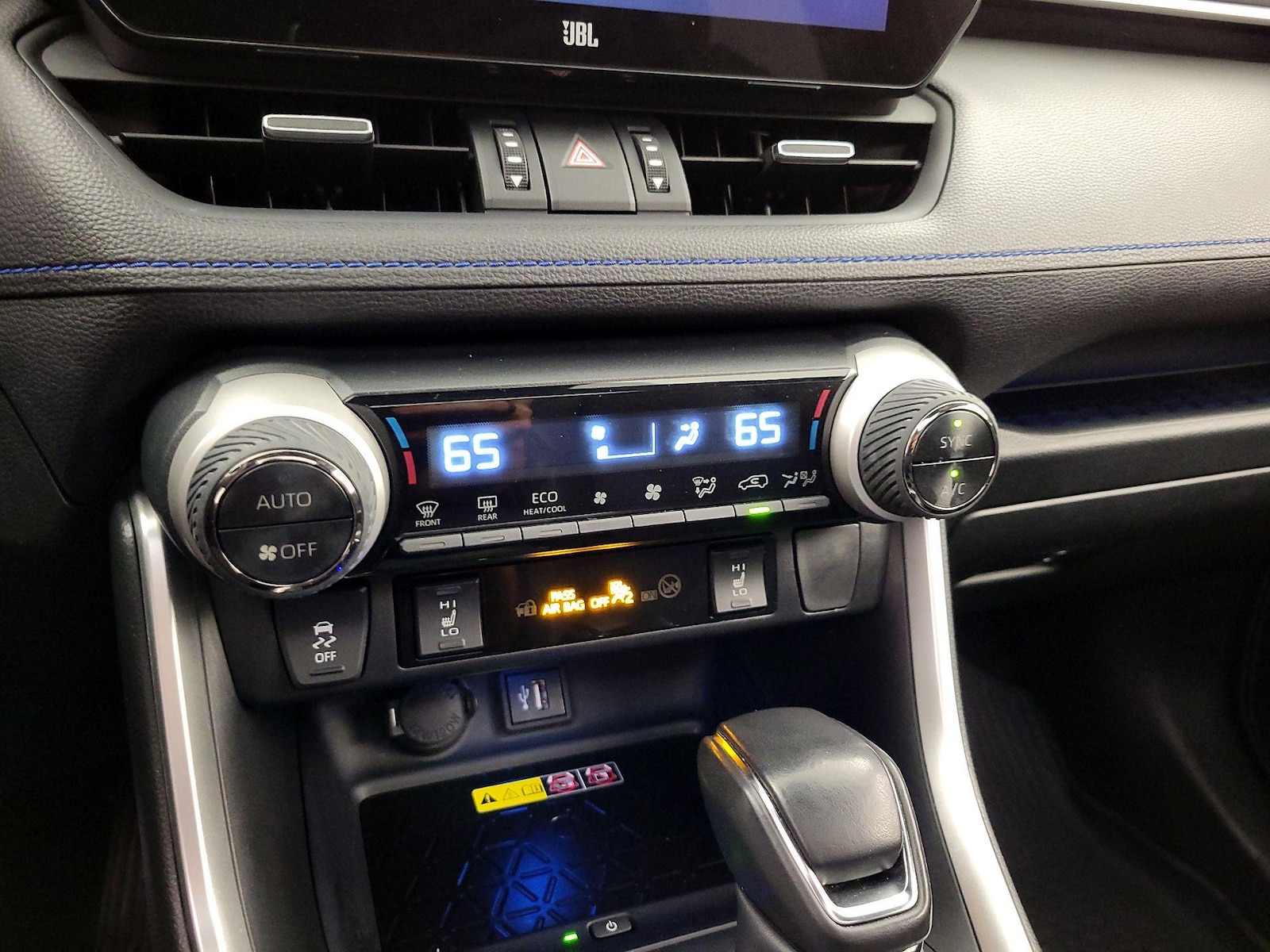 2024 Toyota RAV4 XSE - Photo 17