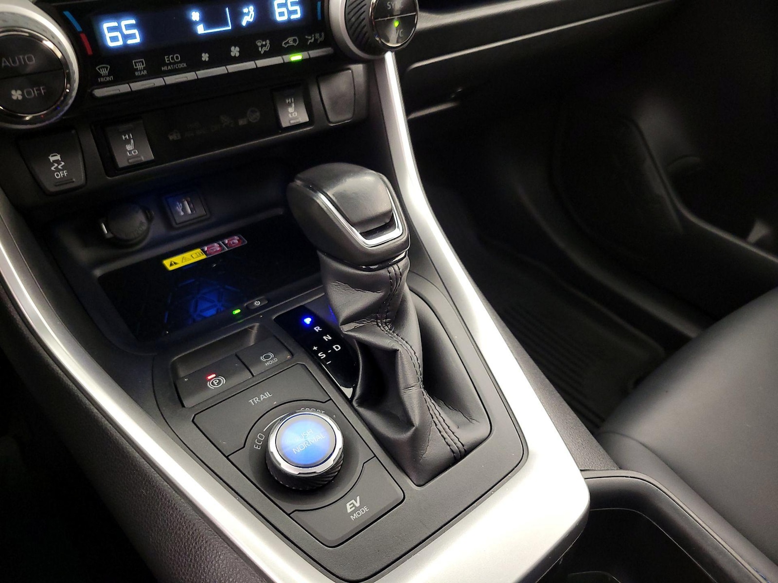 2024 Toyota RAV4 XSE - Photo 18