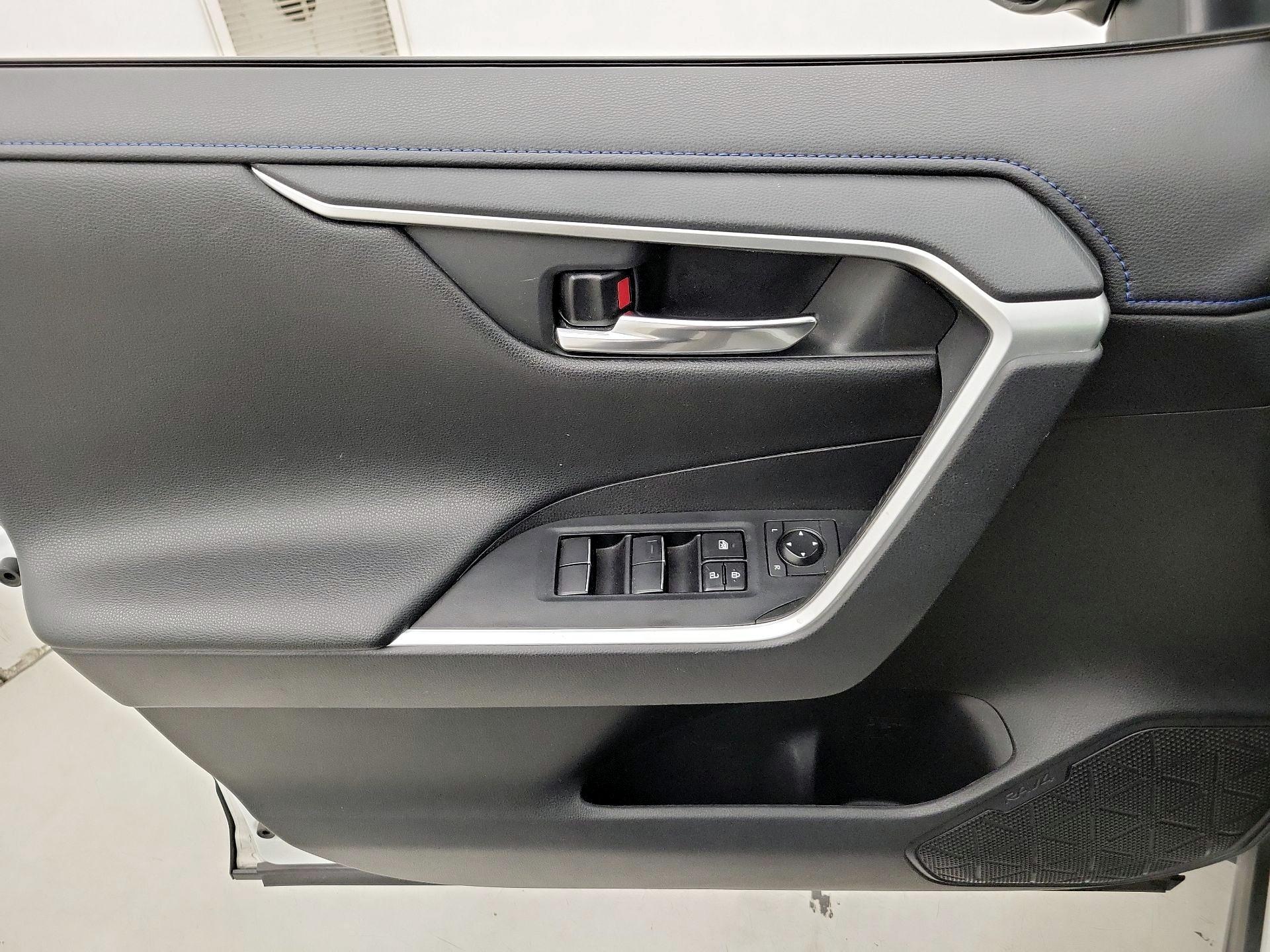 Thumbnail: 2020 Toyota RAV4 - 12