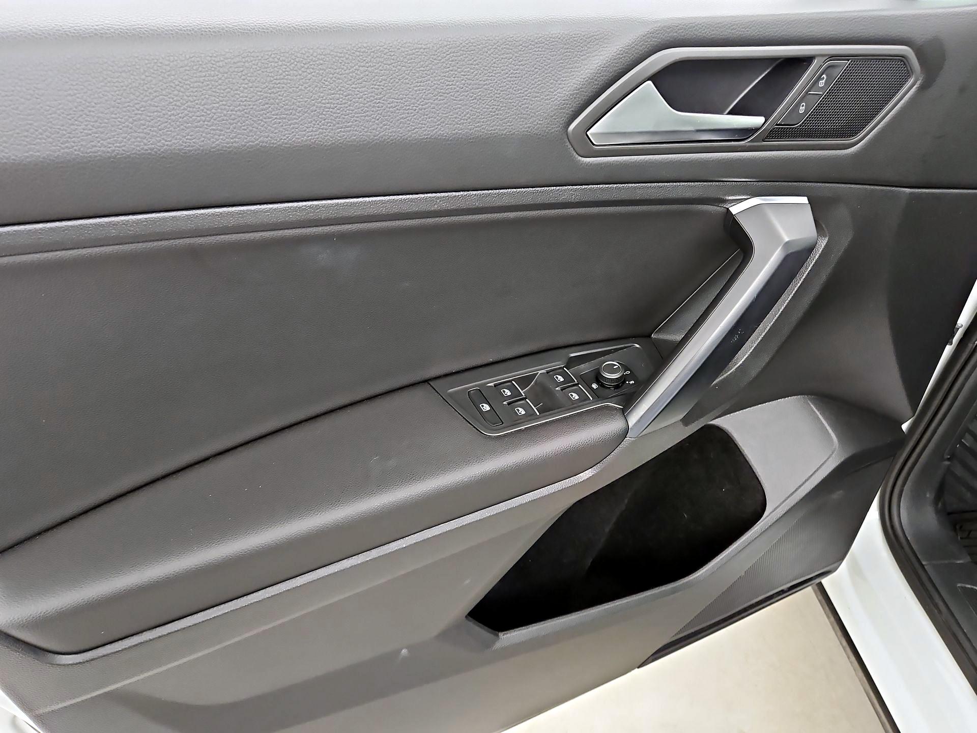 Thumbnail: 2021 Volkswagen Tiguan - 12