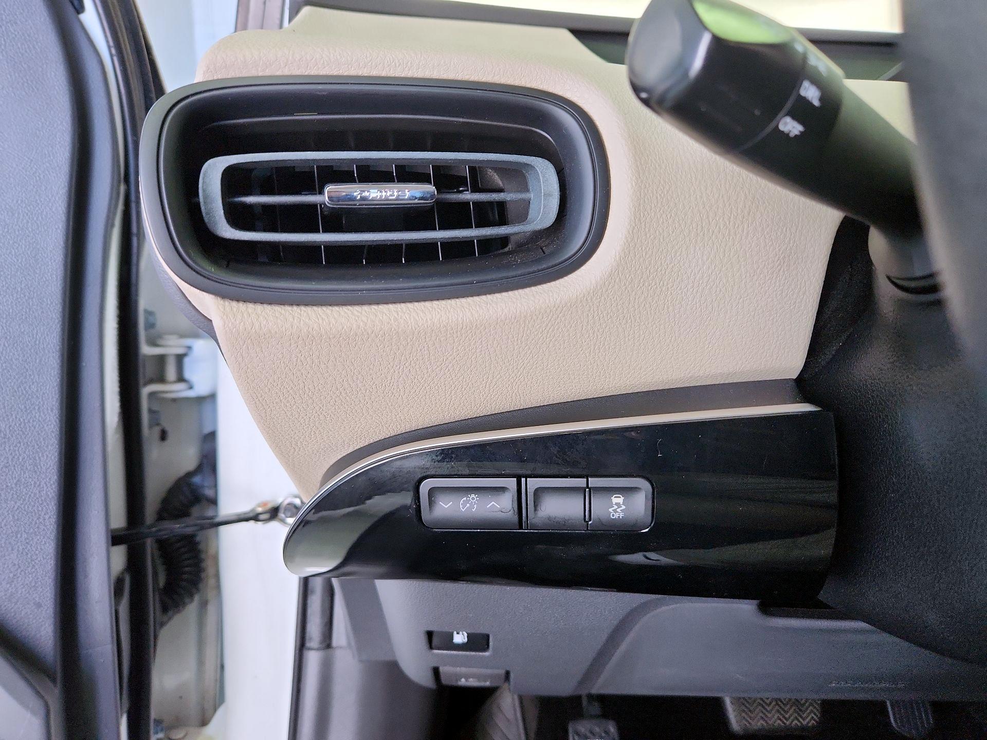 Thumbnail: 2016 Toyota Prius - 13