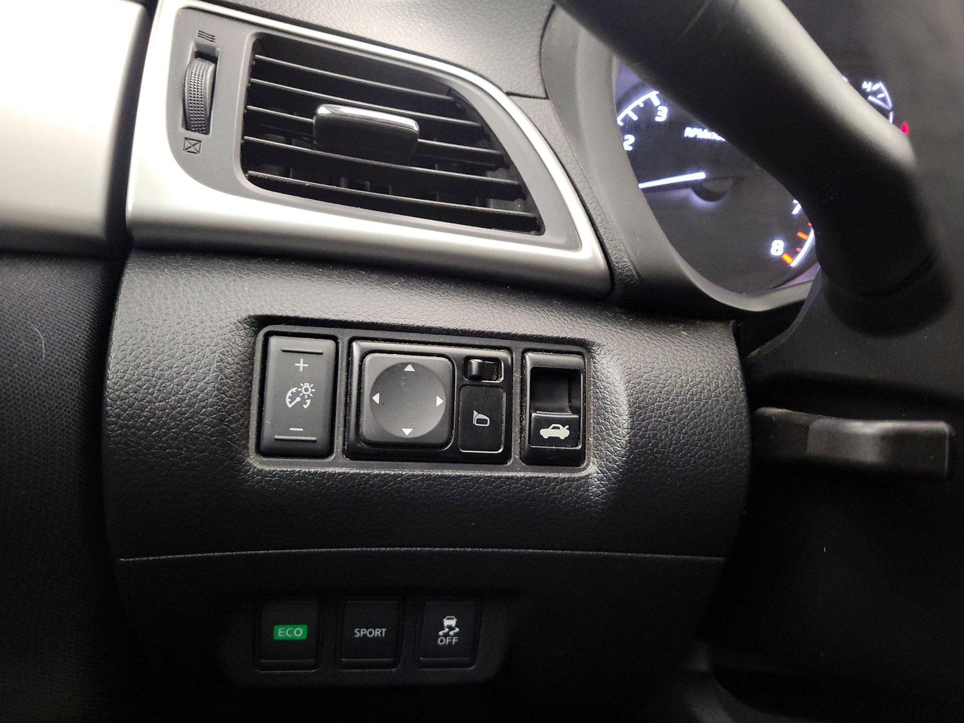 Thumbnail: 2016 Nissan Sentra - 13