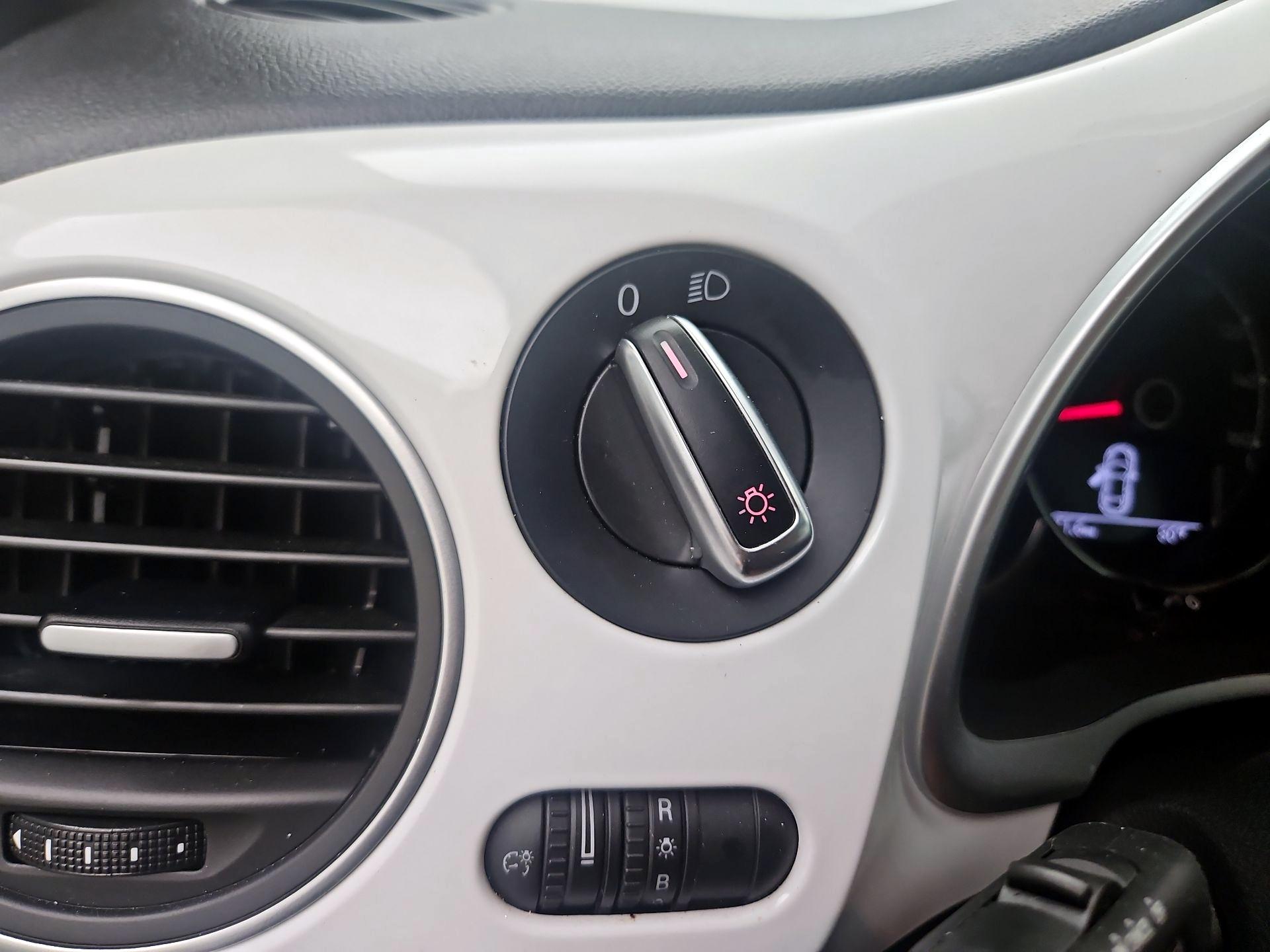 Thumbnail: 2019 Volkswagen Beetle - 11