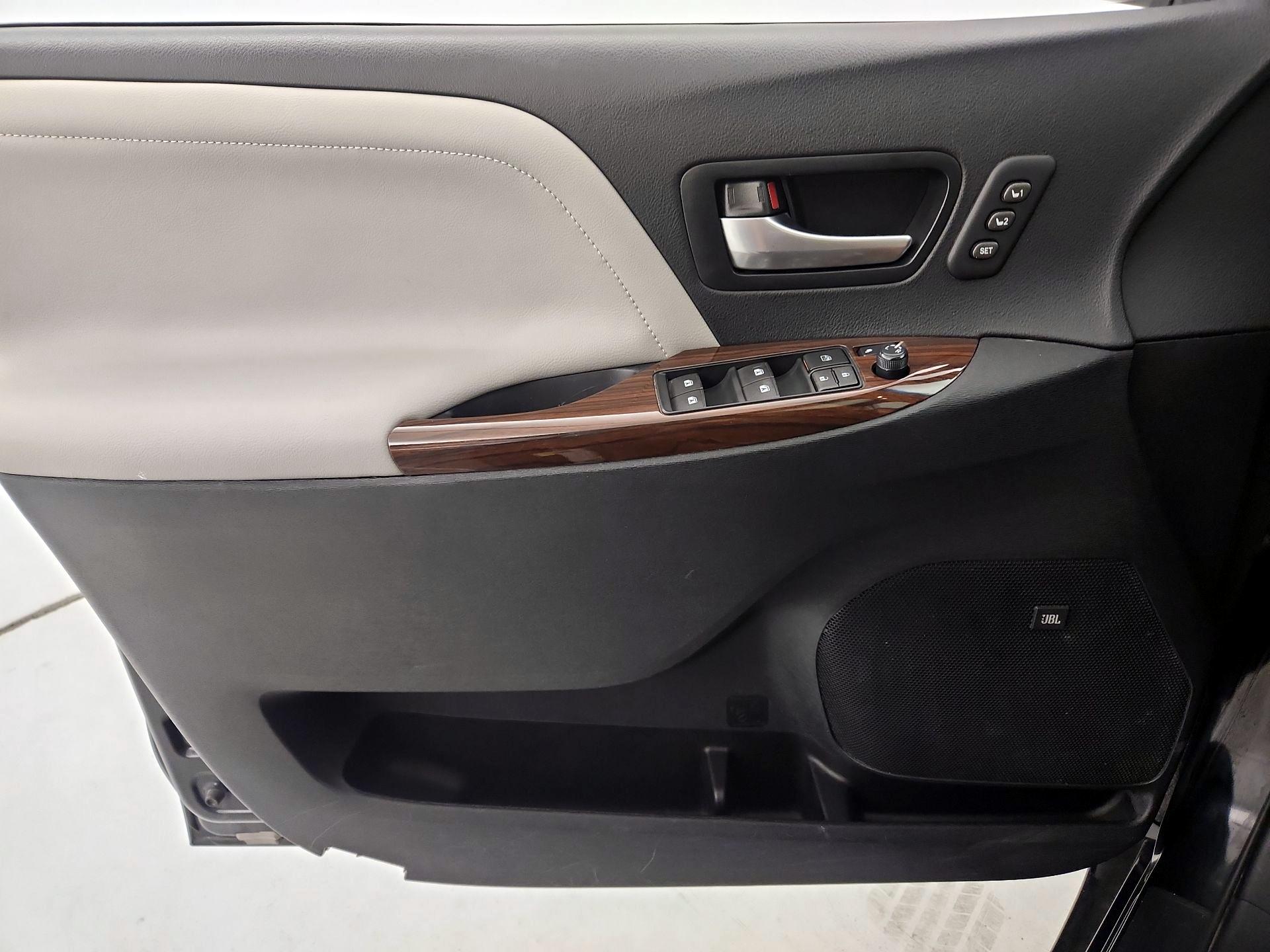 Thumbnail: 2015 Toyota Sienna - 12