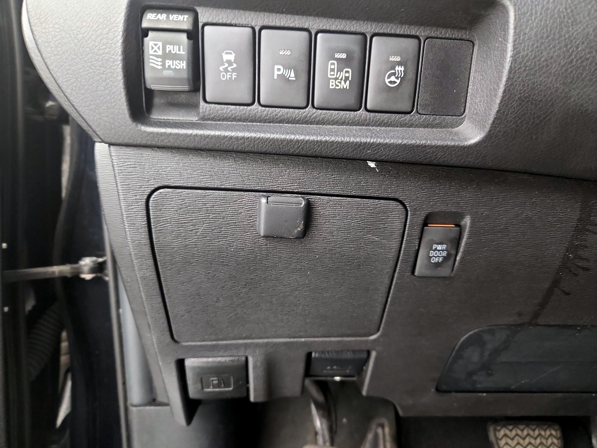 Thumbnail: 2015 Toyota Sienna - 13