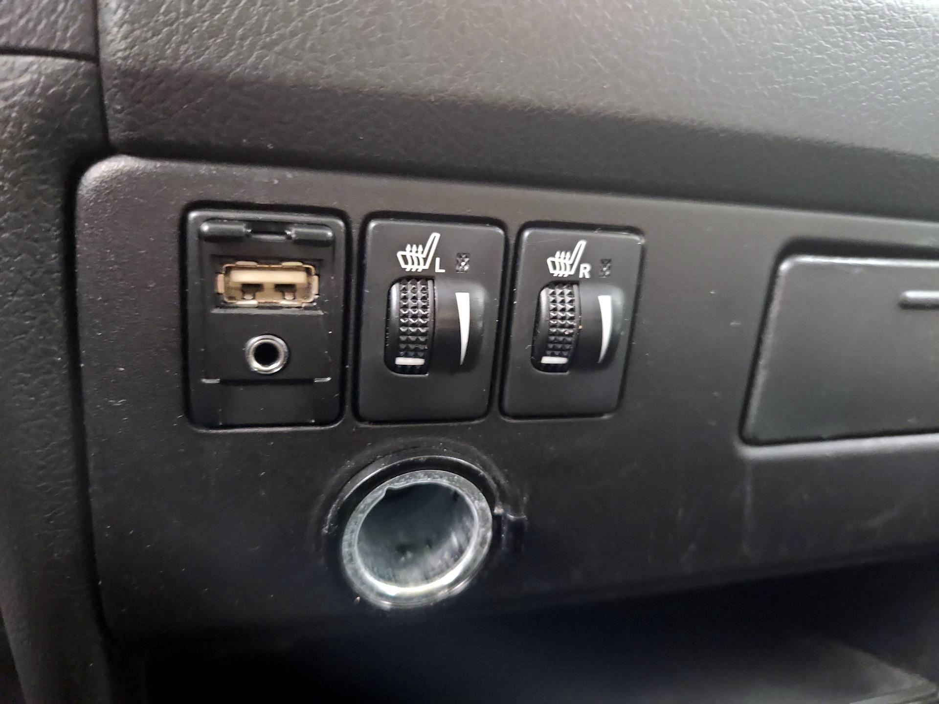 Thumbnail: 2015 Toyota Sienna - 18