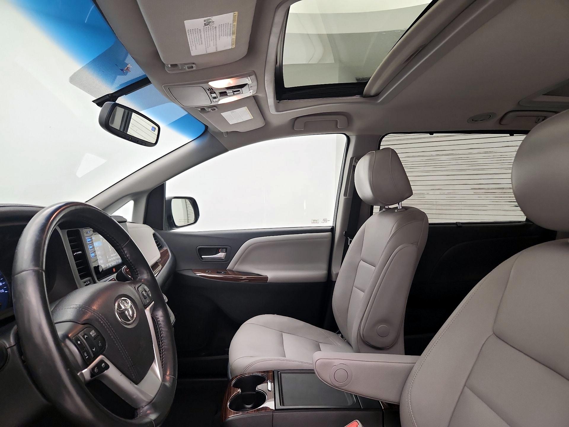 Thumbnail: 2015 Toyota Sienna - 19