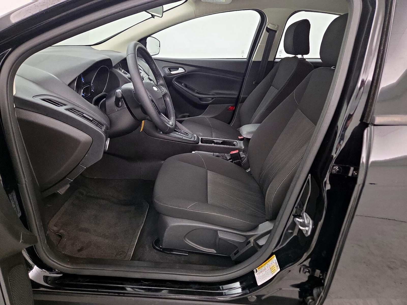 2017 Ford Focus SE - Photo 12