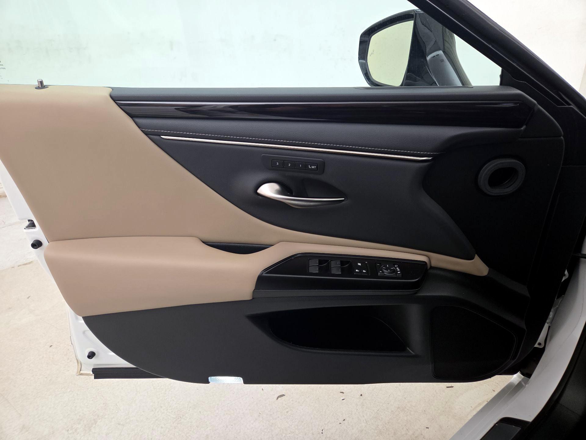 Thumbnail: 2020 Lexus ES - 12