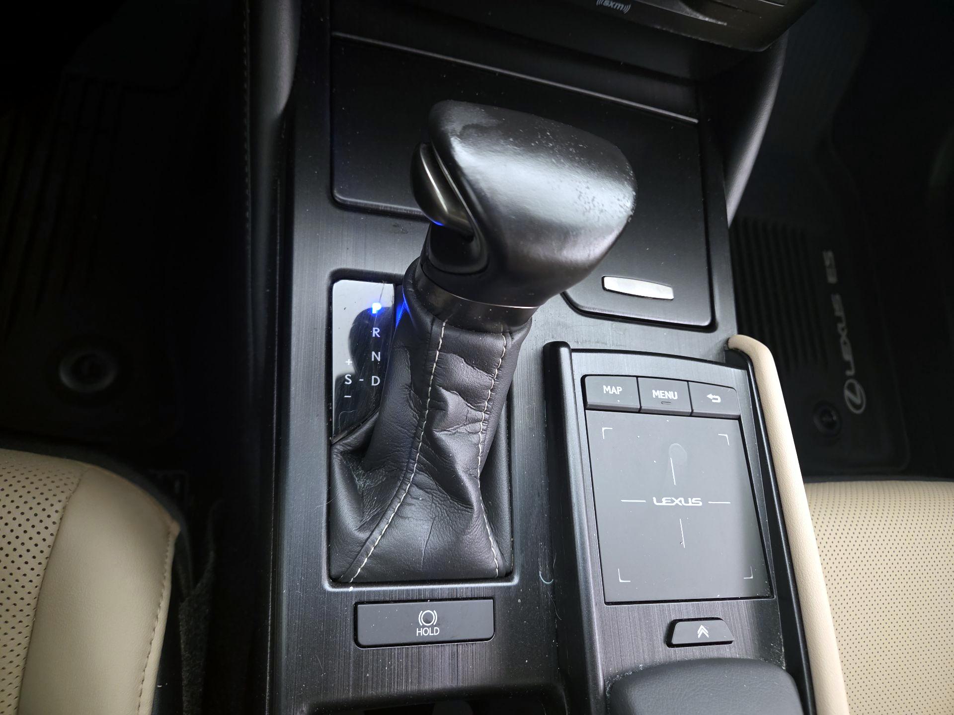 Thumbnail: 2020 Lexus ES - 18