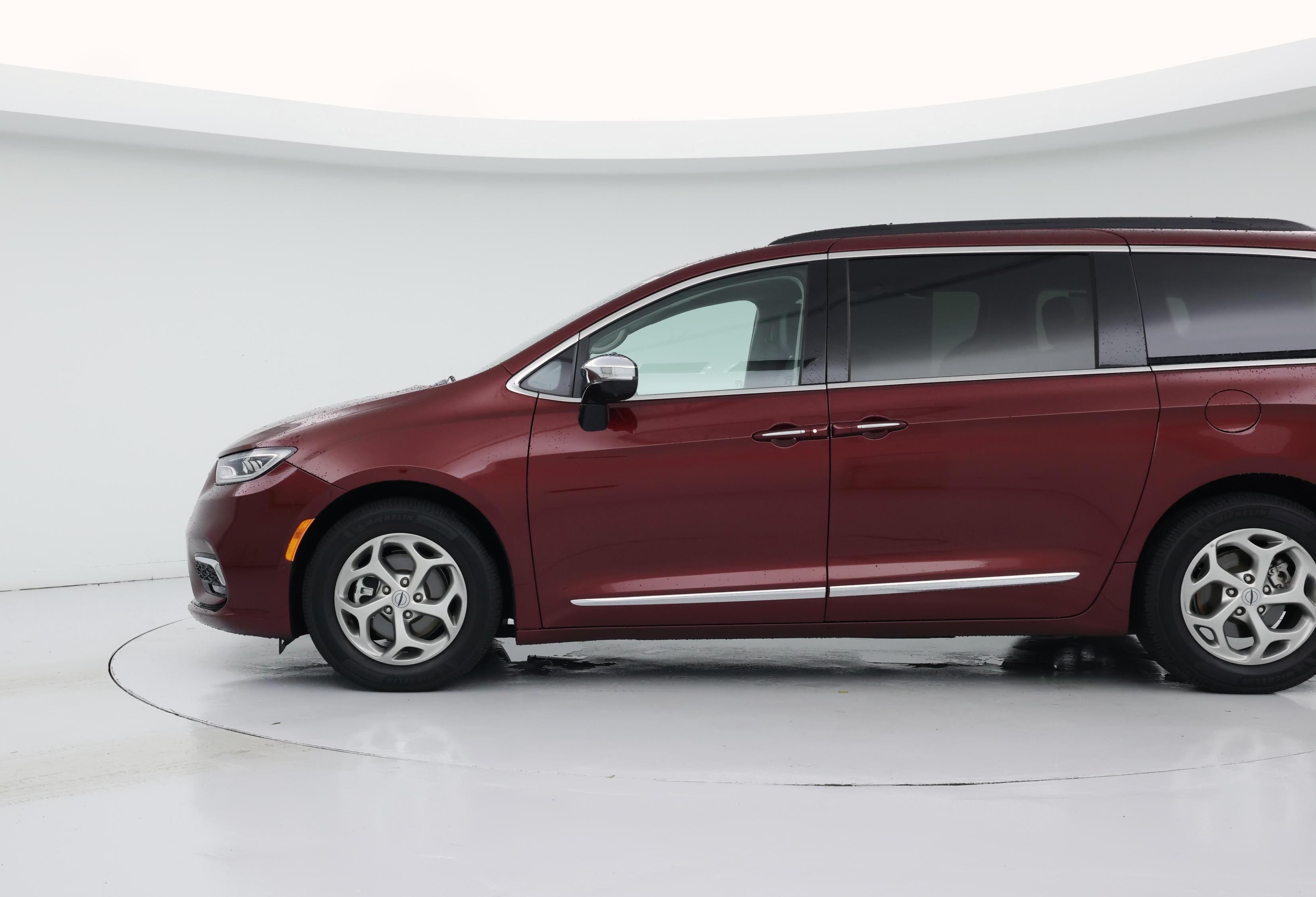 Thumbnail: 2023 Chrysler Pacifica - 3