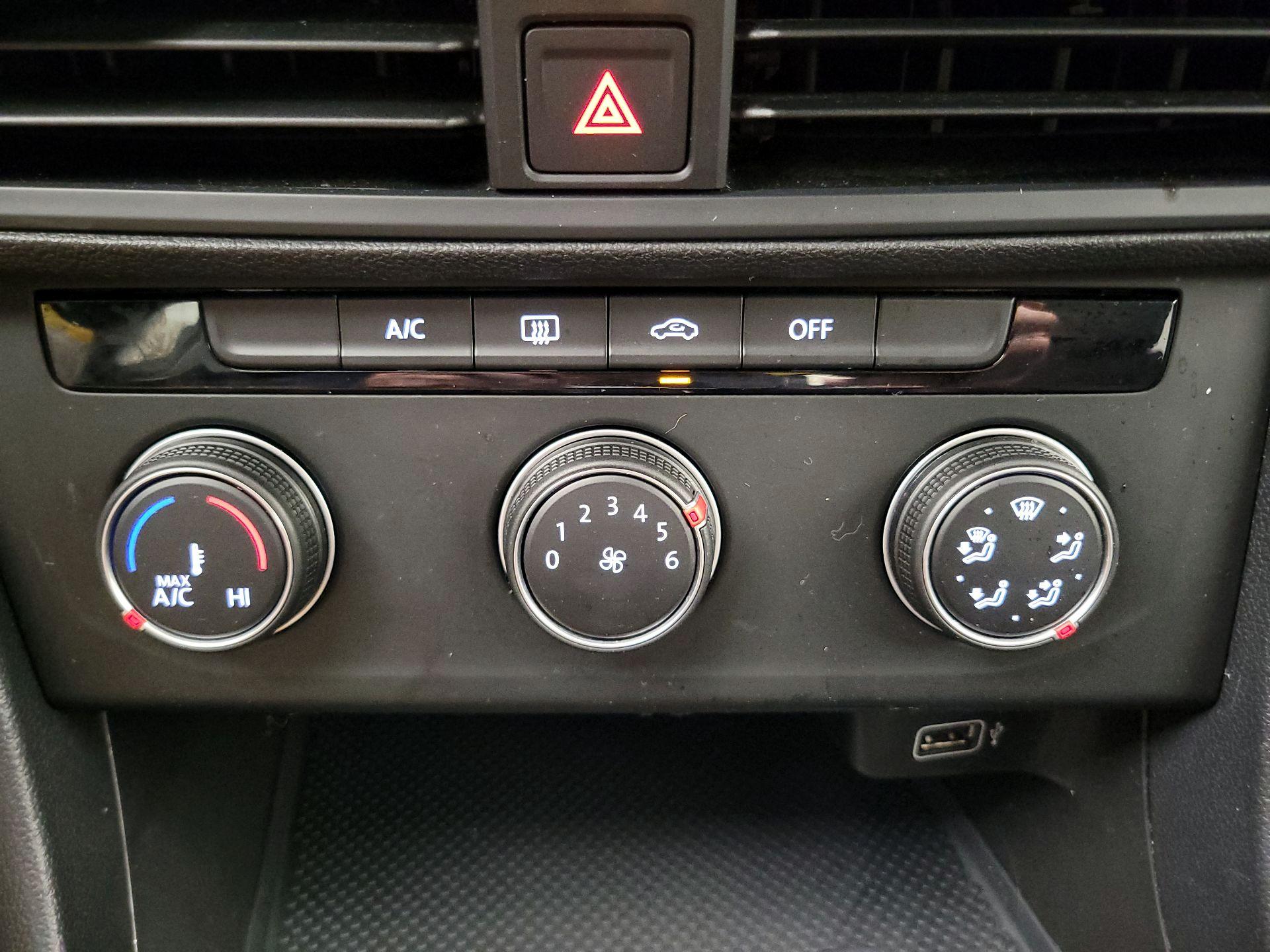 Thumbnail: 2019 Volkswagen Jetta - 16