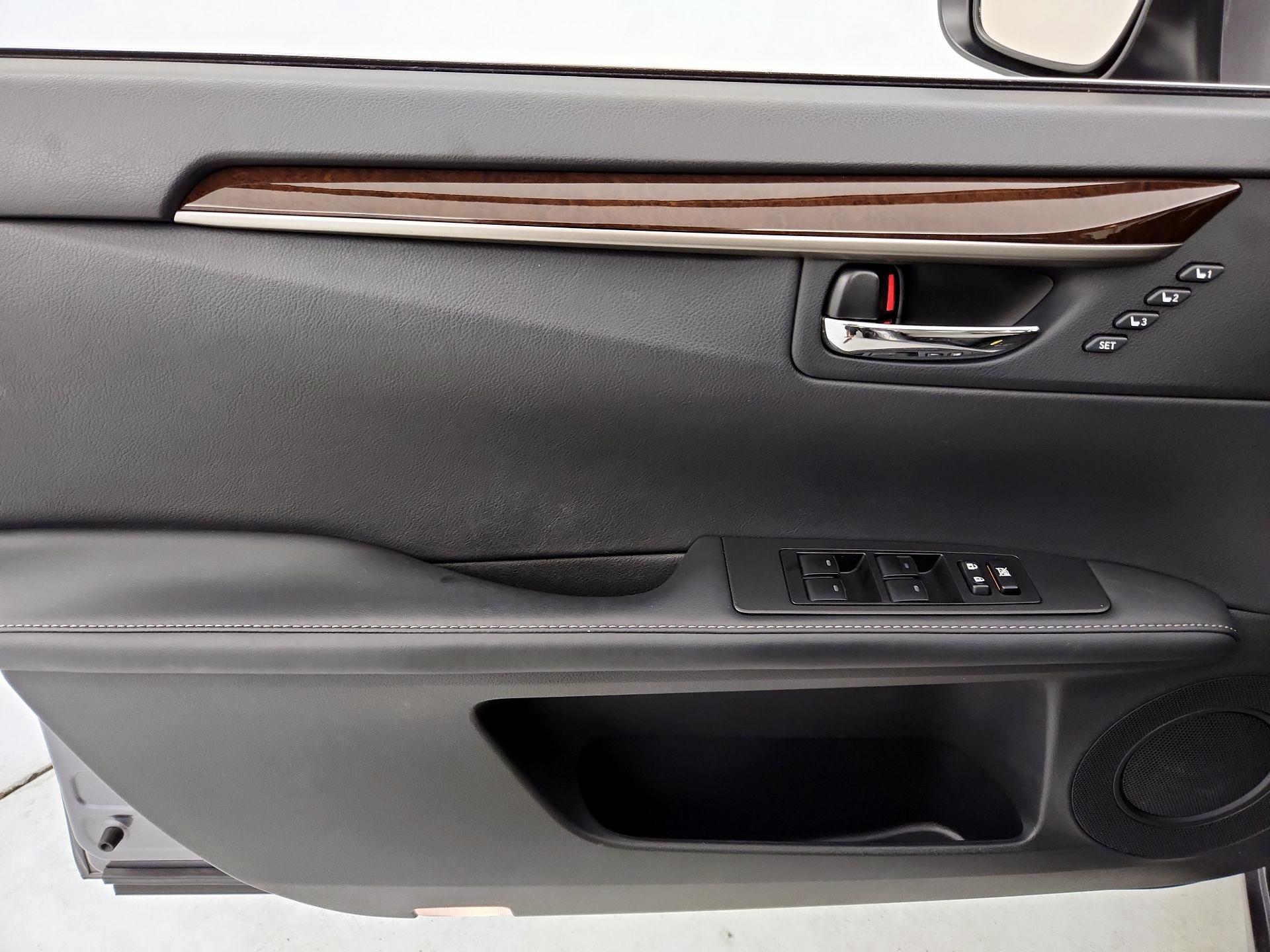 Thumbnail: 2015 Lexus ES - 12