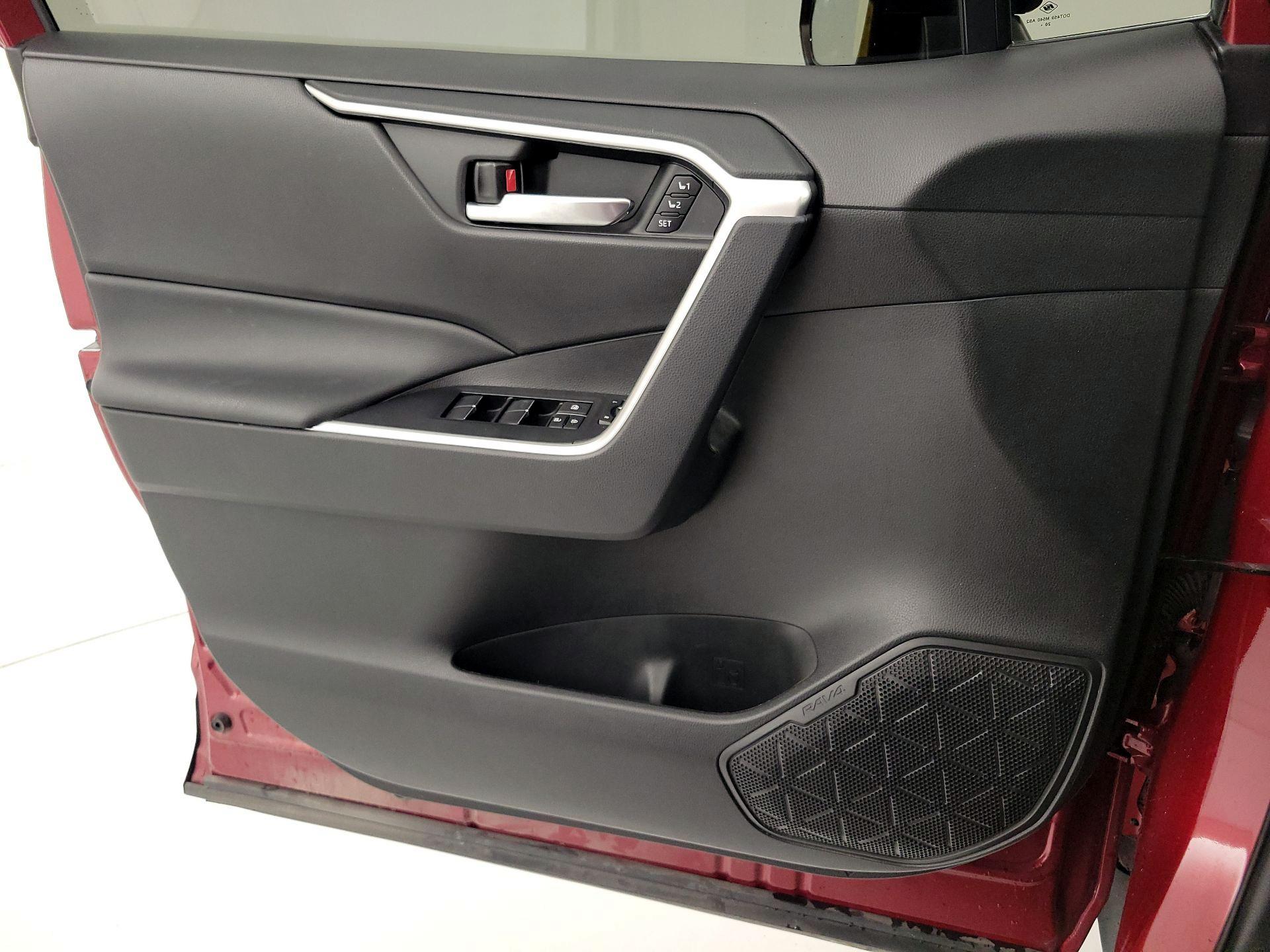Thumbnail: 2021 Toyota RAV4 - 12