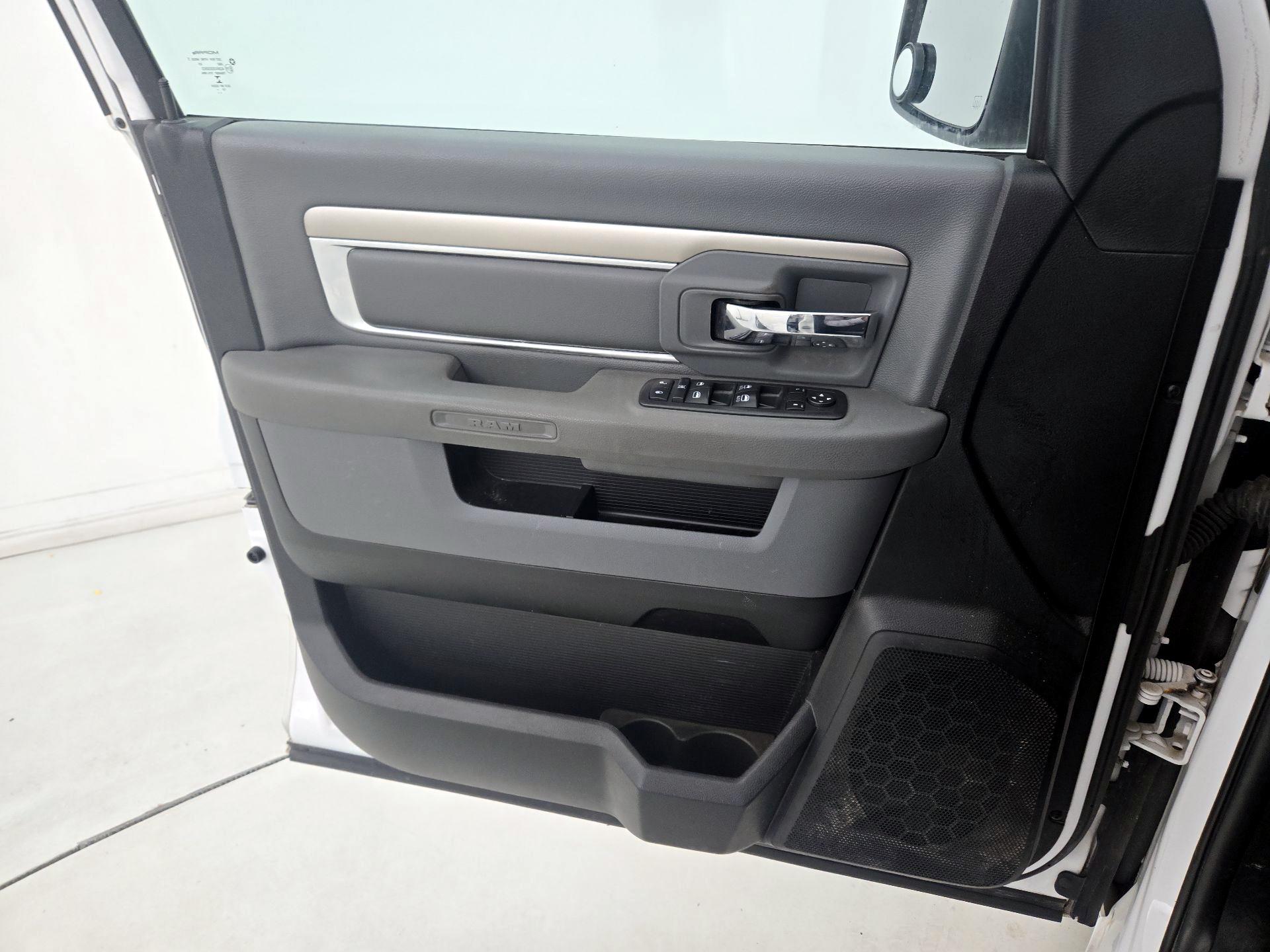 Thumbnail: 2020 RAM 1500 Classic - 12
