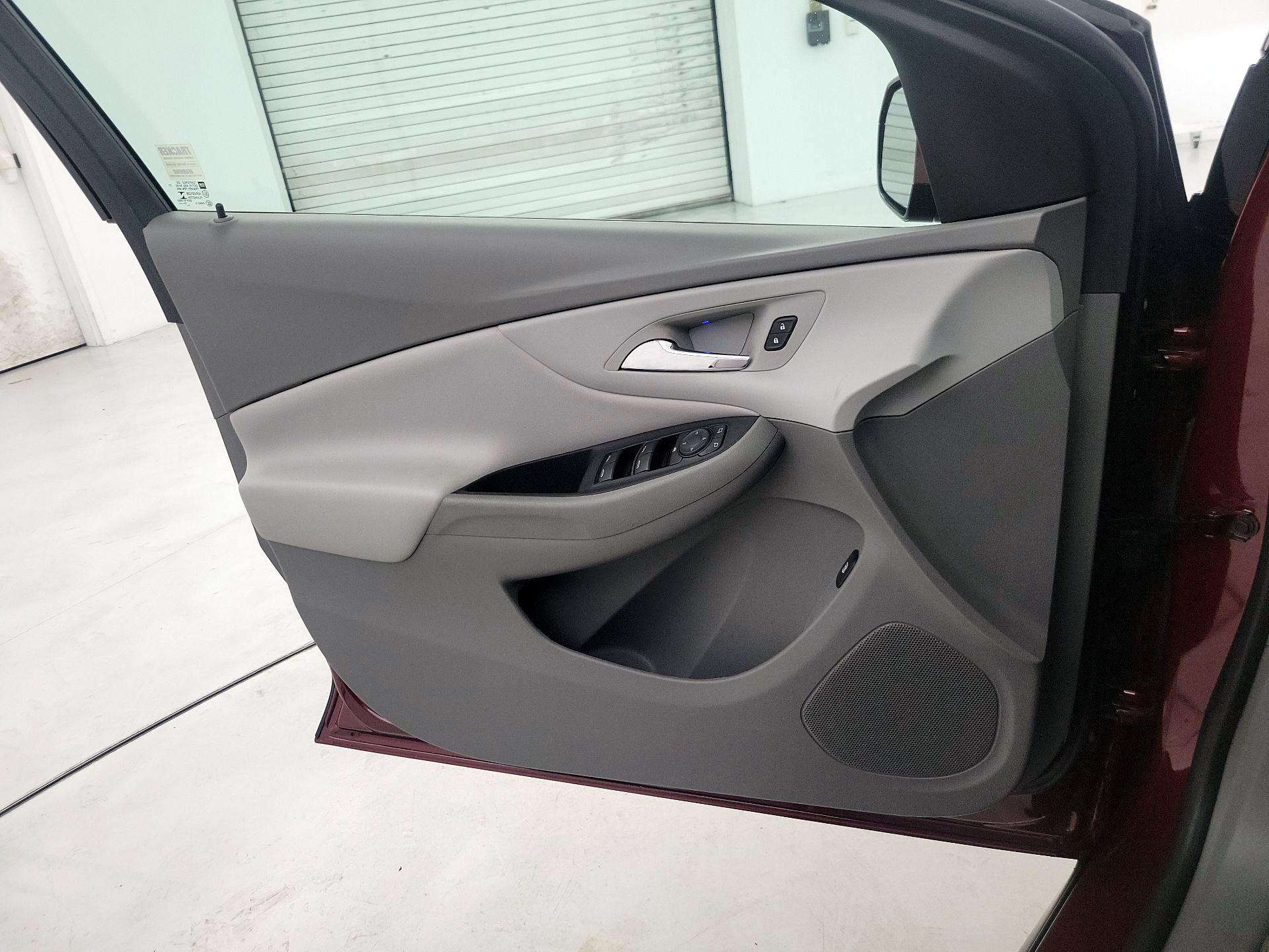 Thumbnail: 2016 Chevrolet Volt - 12