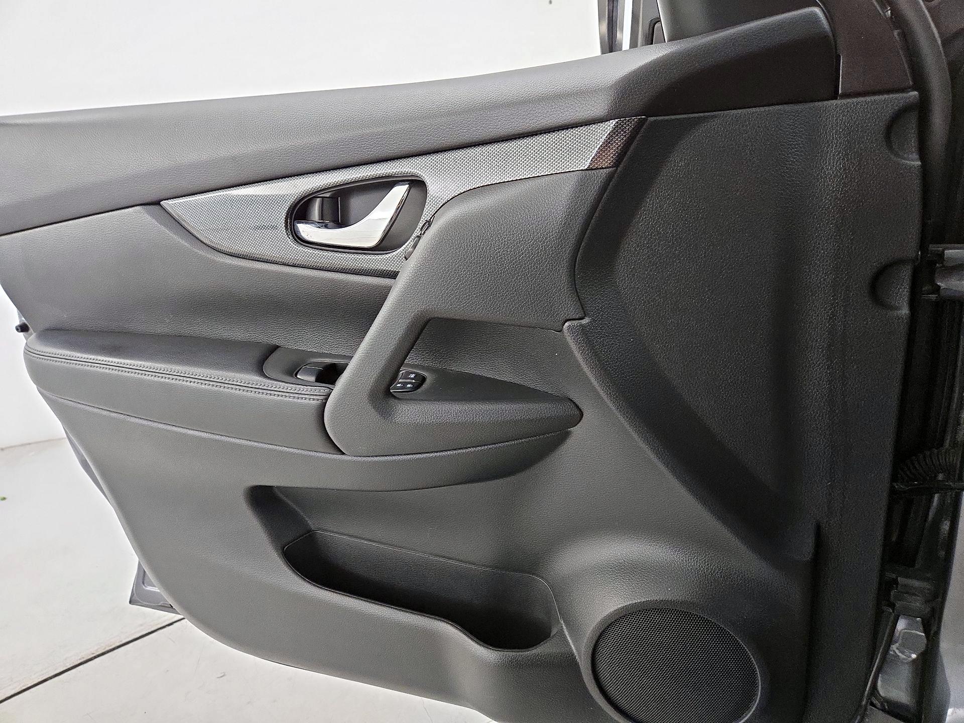 Thumbnail: 2016 Nissan Rogue - 12