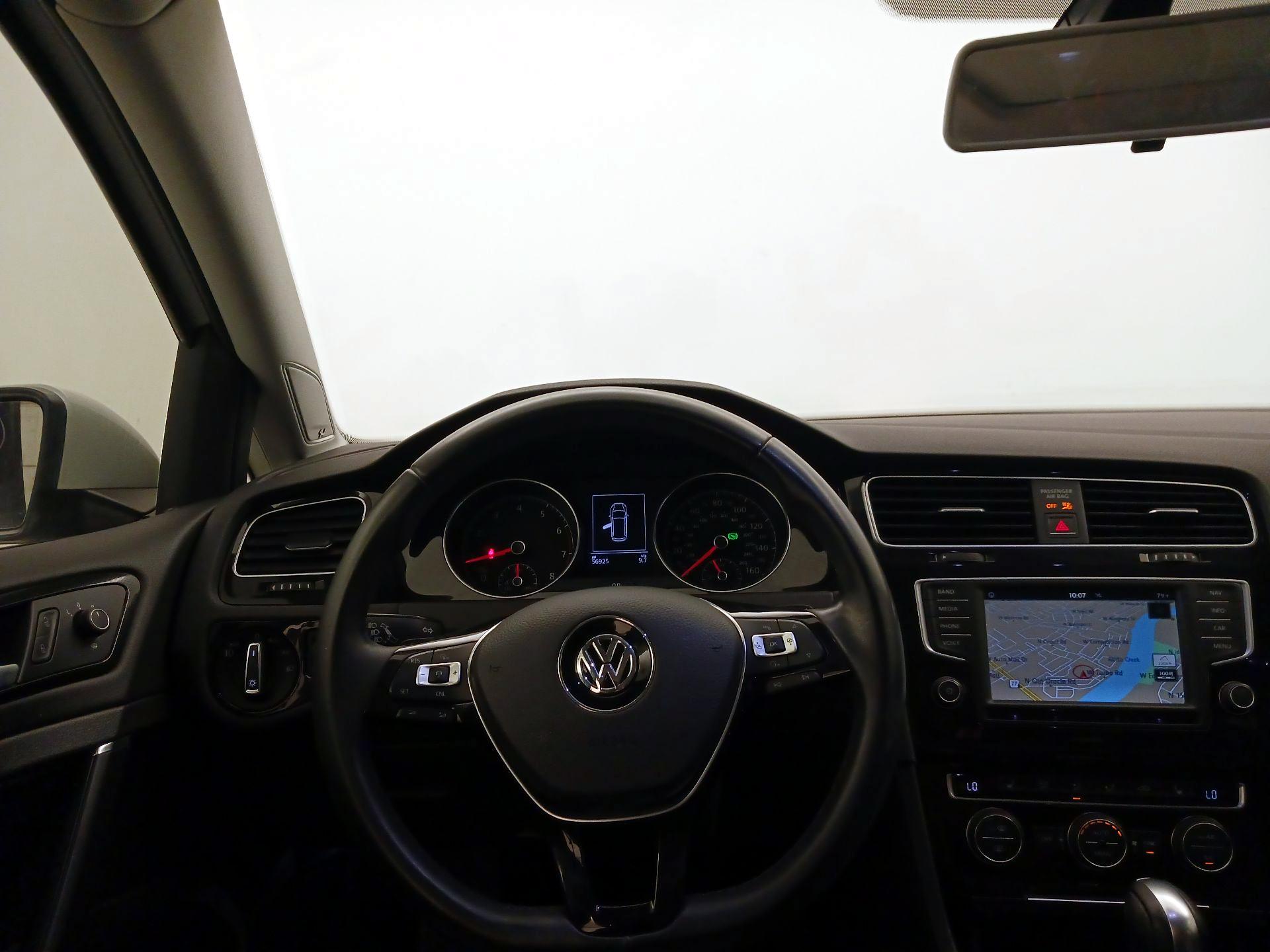 Thumbnail: 2017 Volkswagen Golf - 10