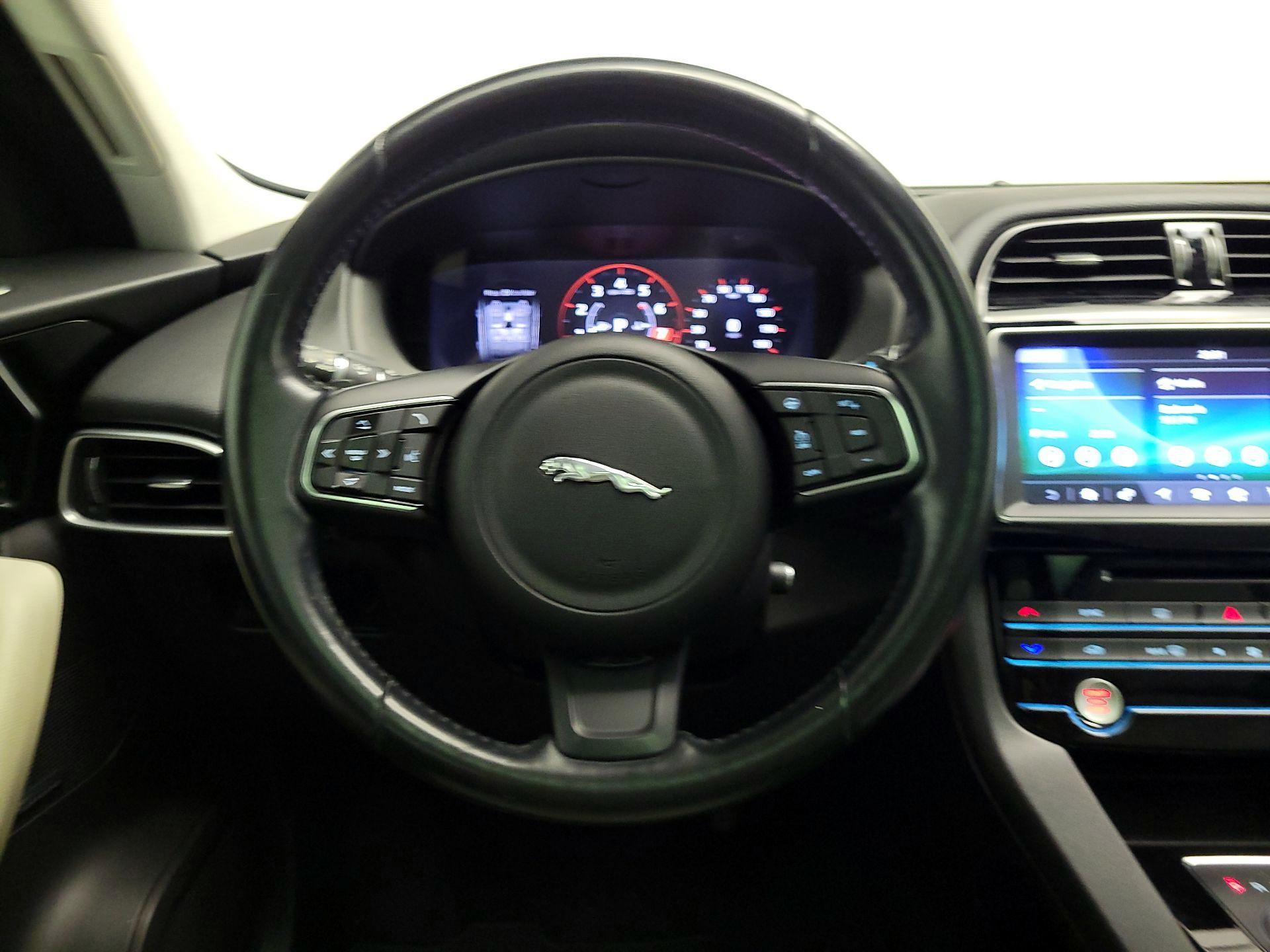 Thumbnail: 2017 Jaguar F-Pace - 10