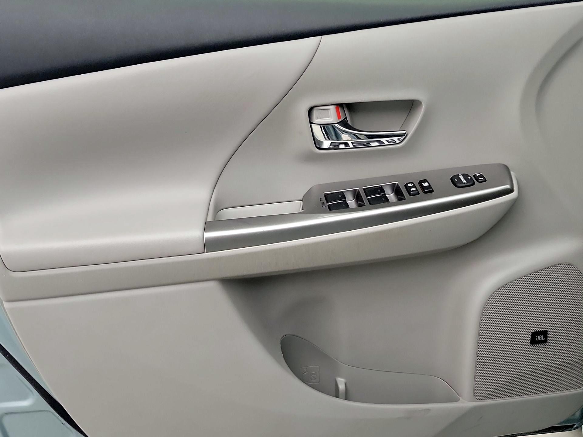 Thumbnail: 2015 Toyota Prius v - 12