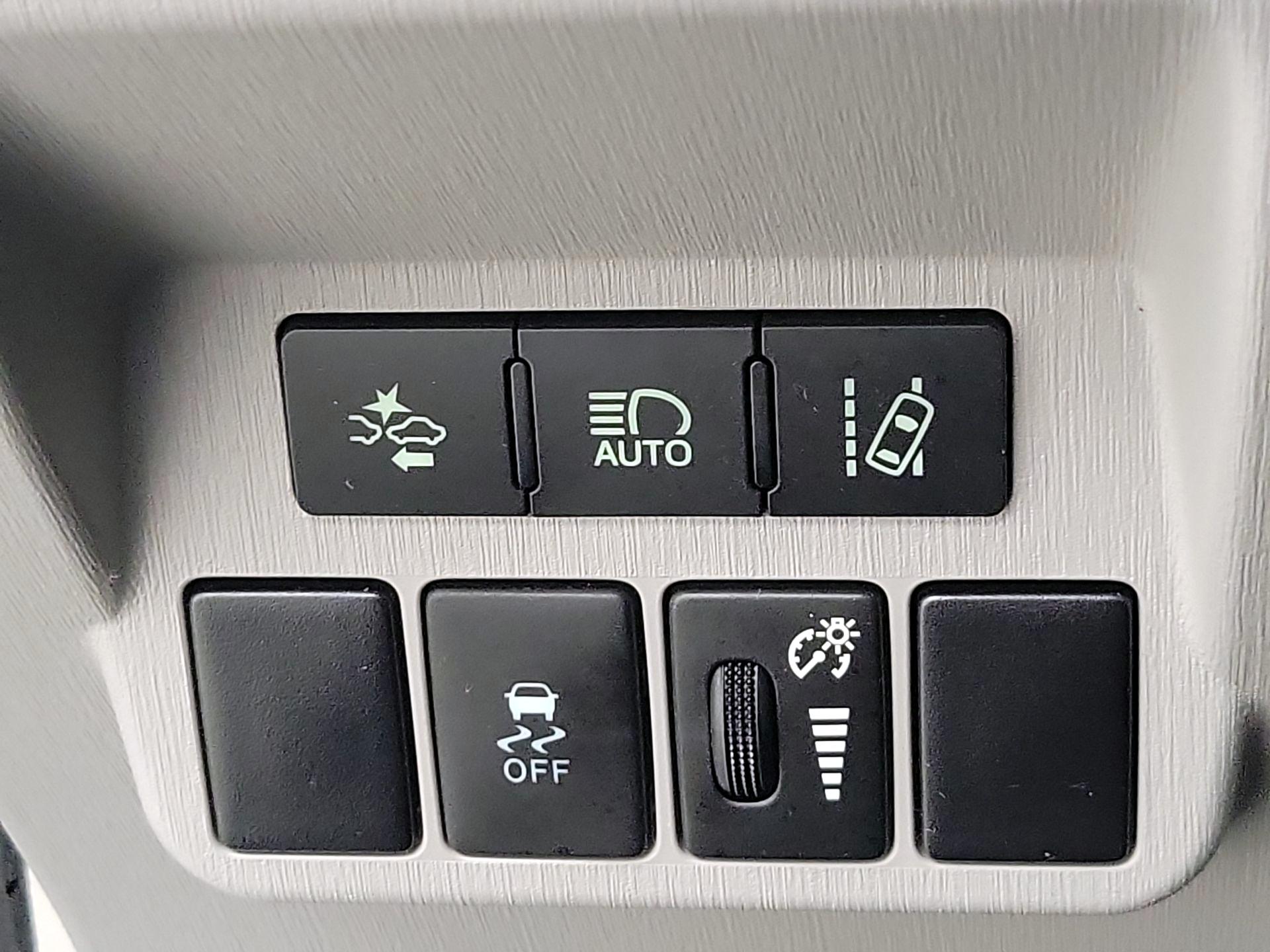 Thumbnail: 2015 Toyota Prius v - 13