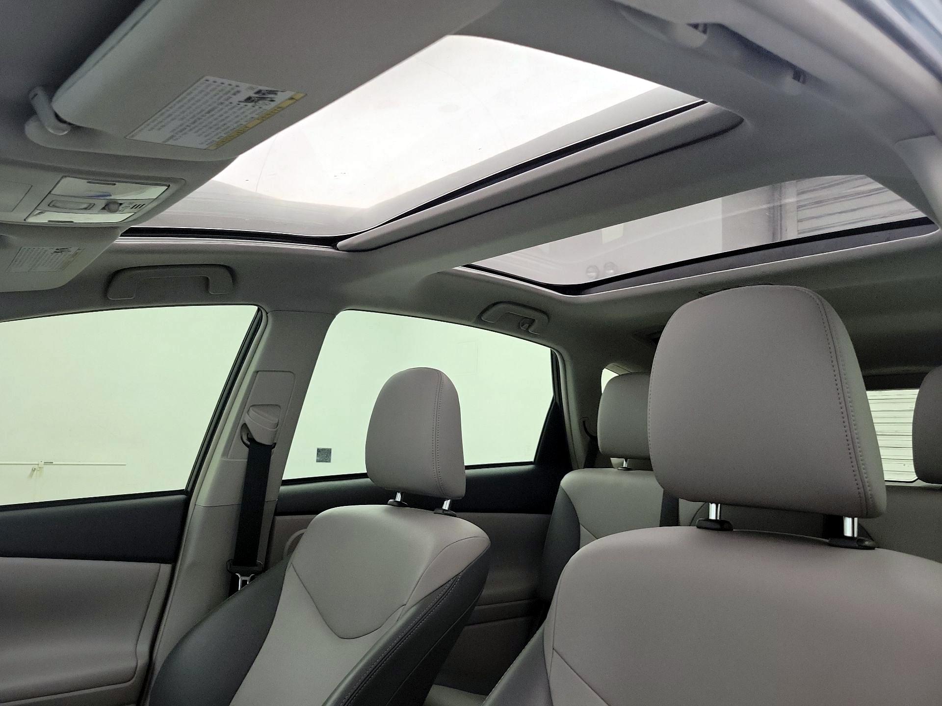 Thumbnail: 2015 Toyota Prius v - 19