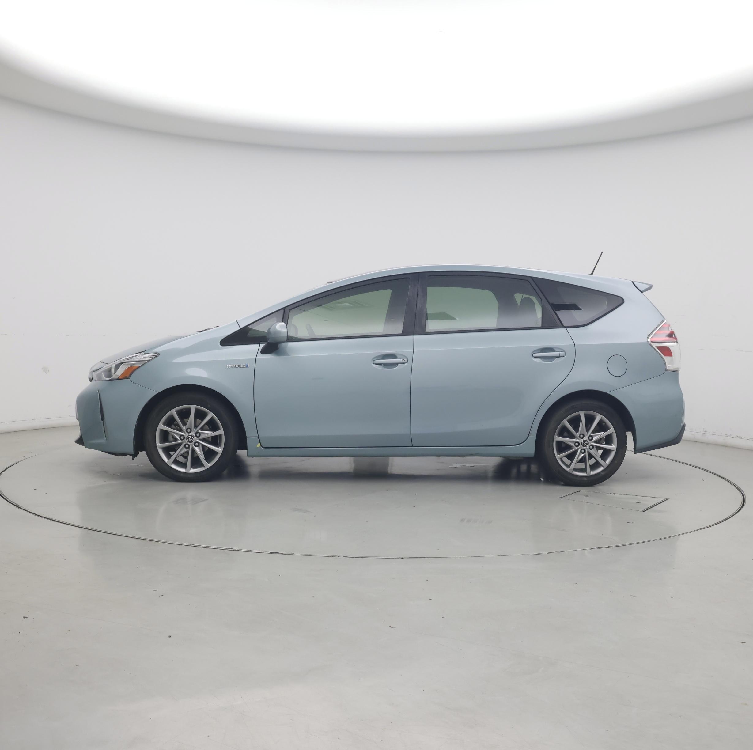 Thumbnail: 2015 Toyota Prius v - 3