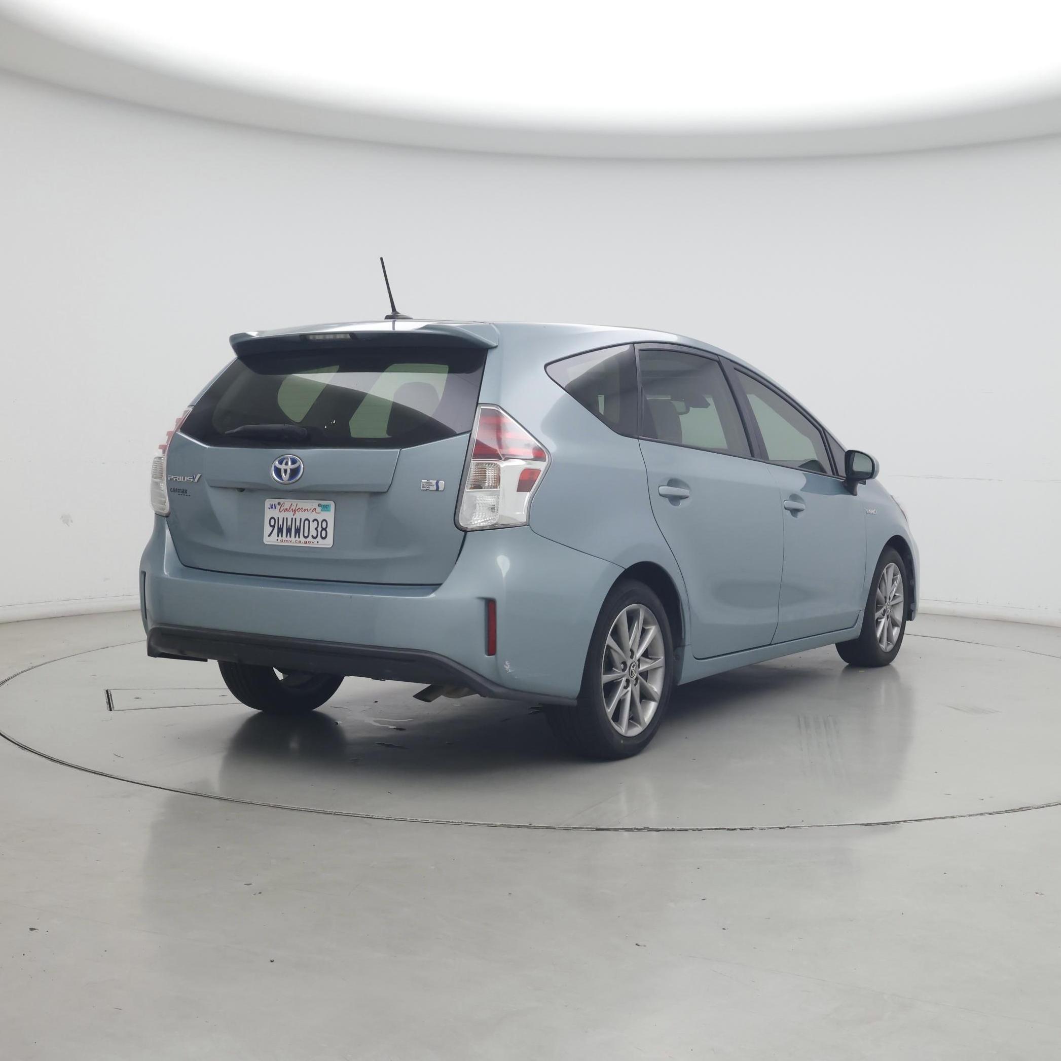 Thumbnail: 2015 Toyota Prius v - 8