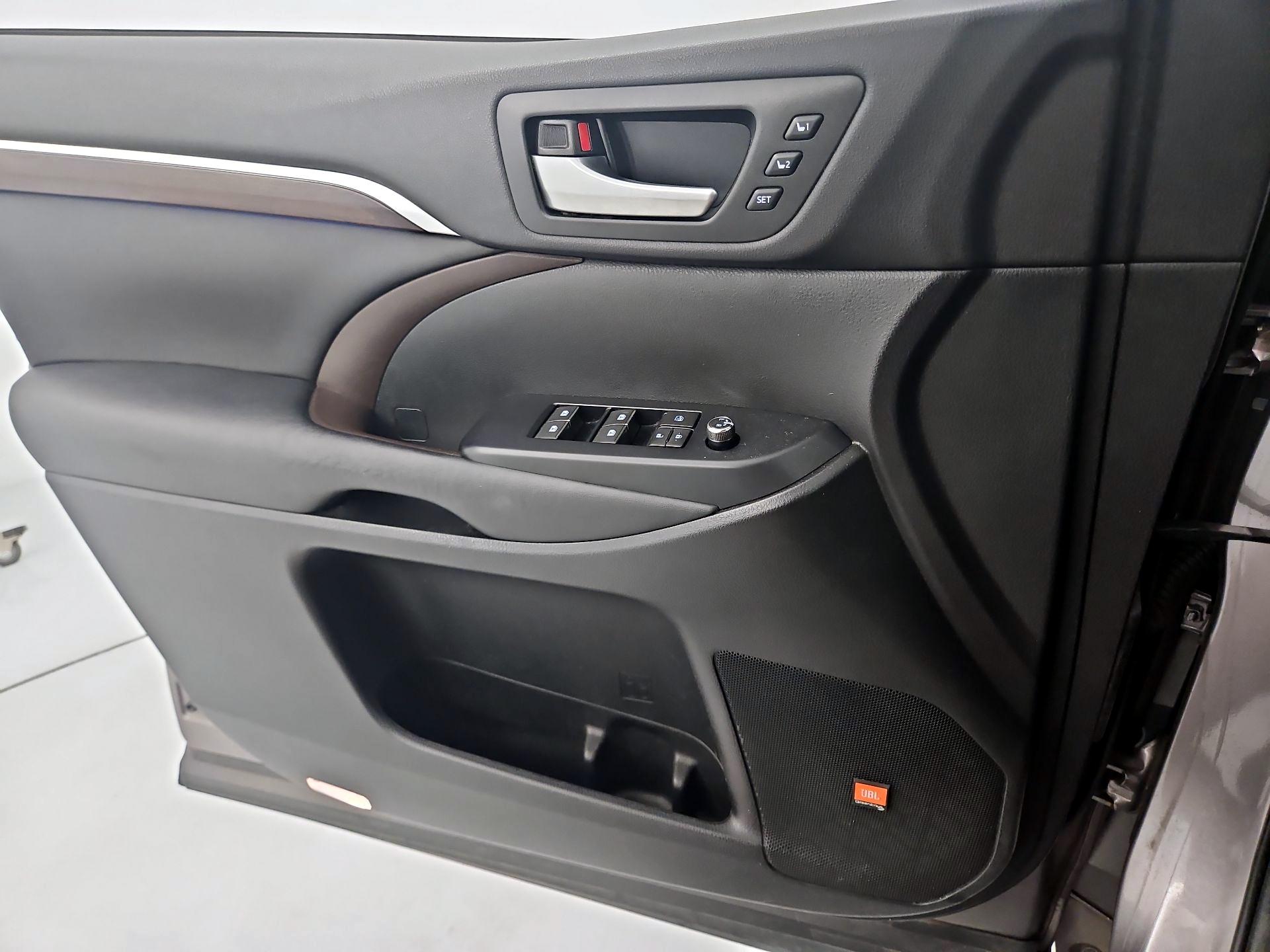 Thumbnail: 2016 Toyota Highlander - 12