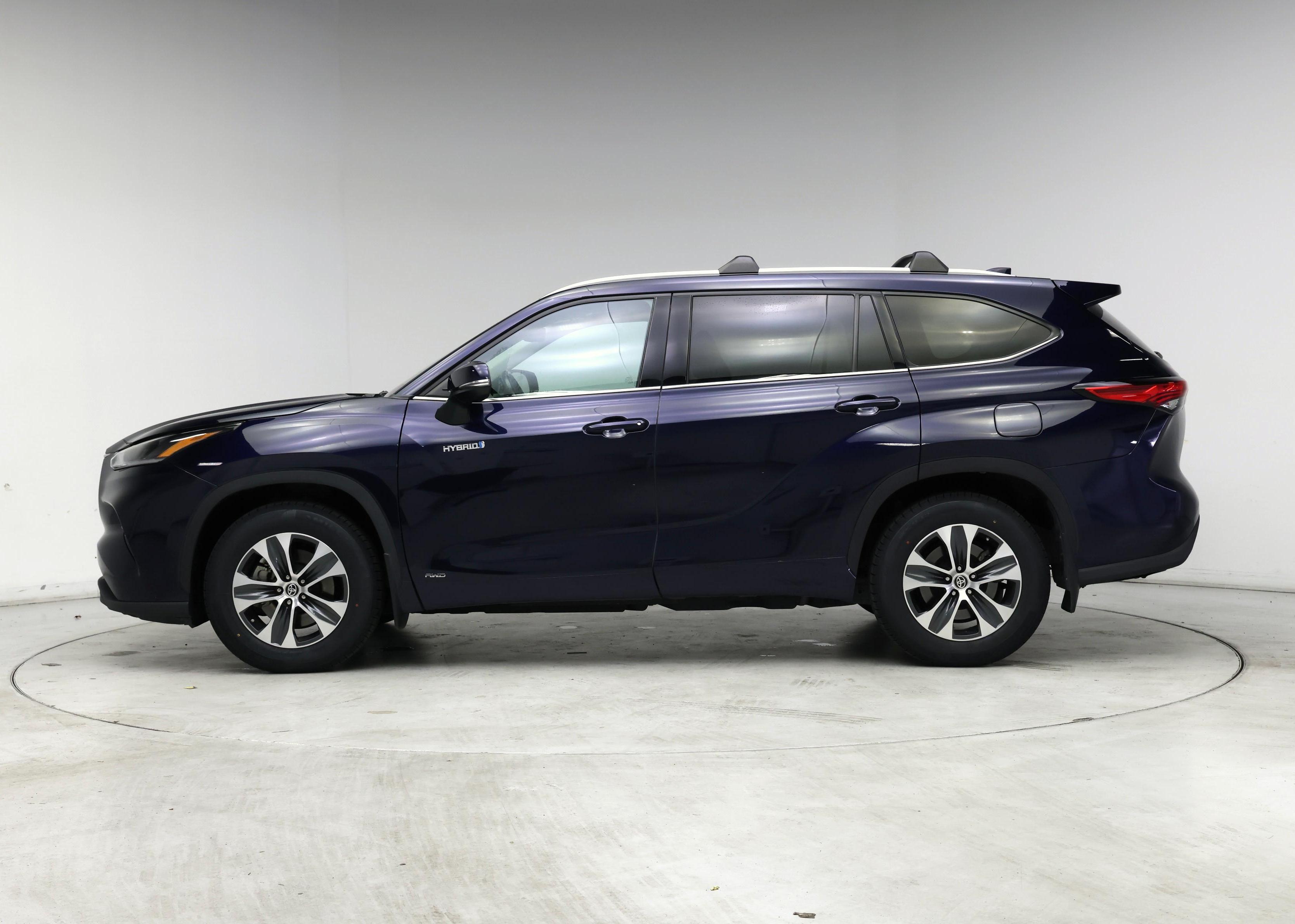 Thumbnail: 2021 Toyota Highlander - 3