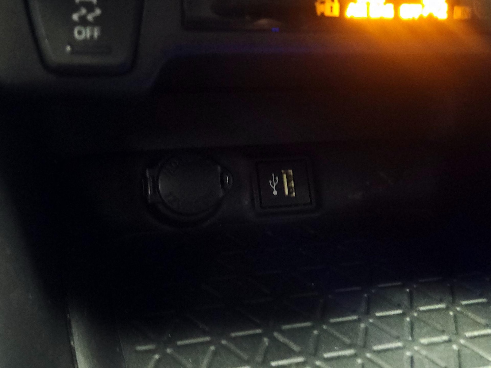 2024 Toyota RAV4 XLE Premium - Photo 19