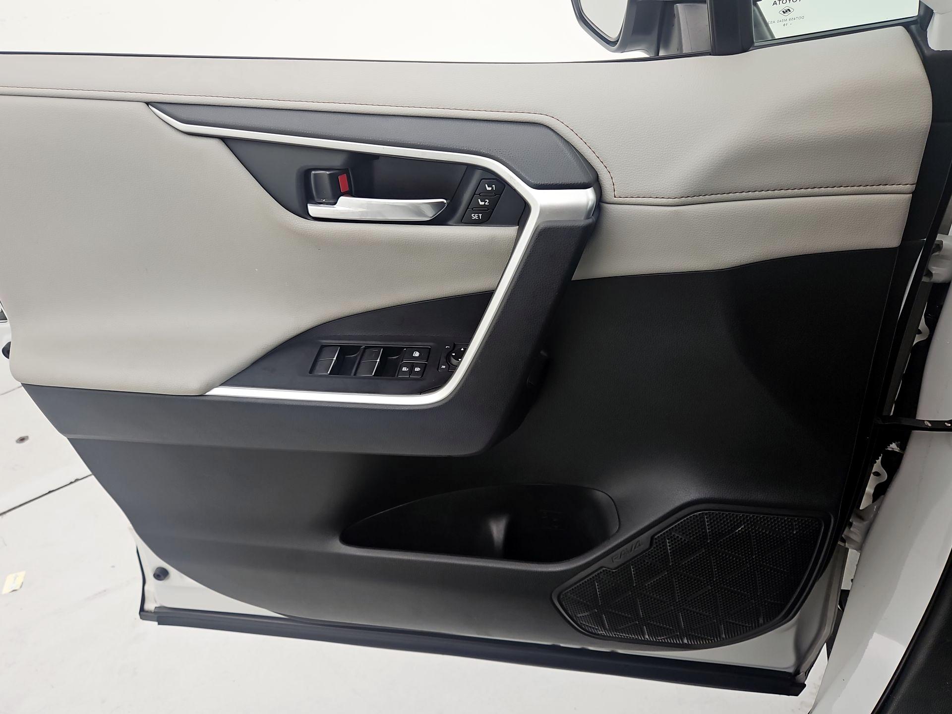 Thumbnail: 2020 Toyota RAV4 - 12
