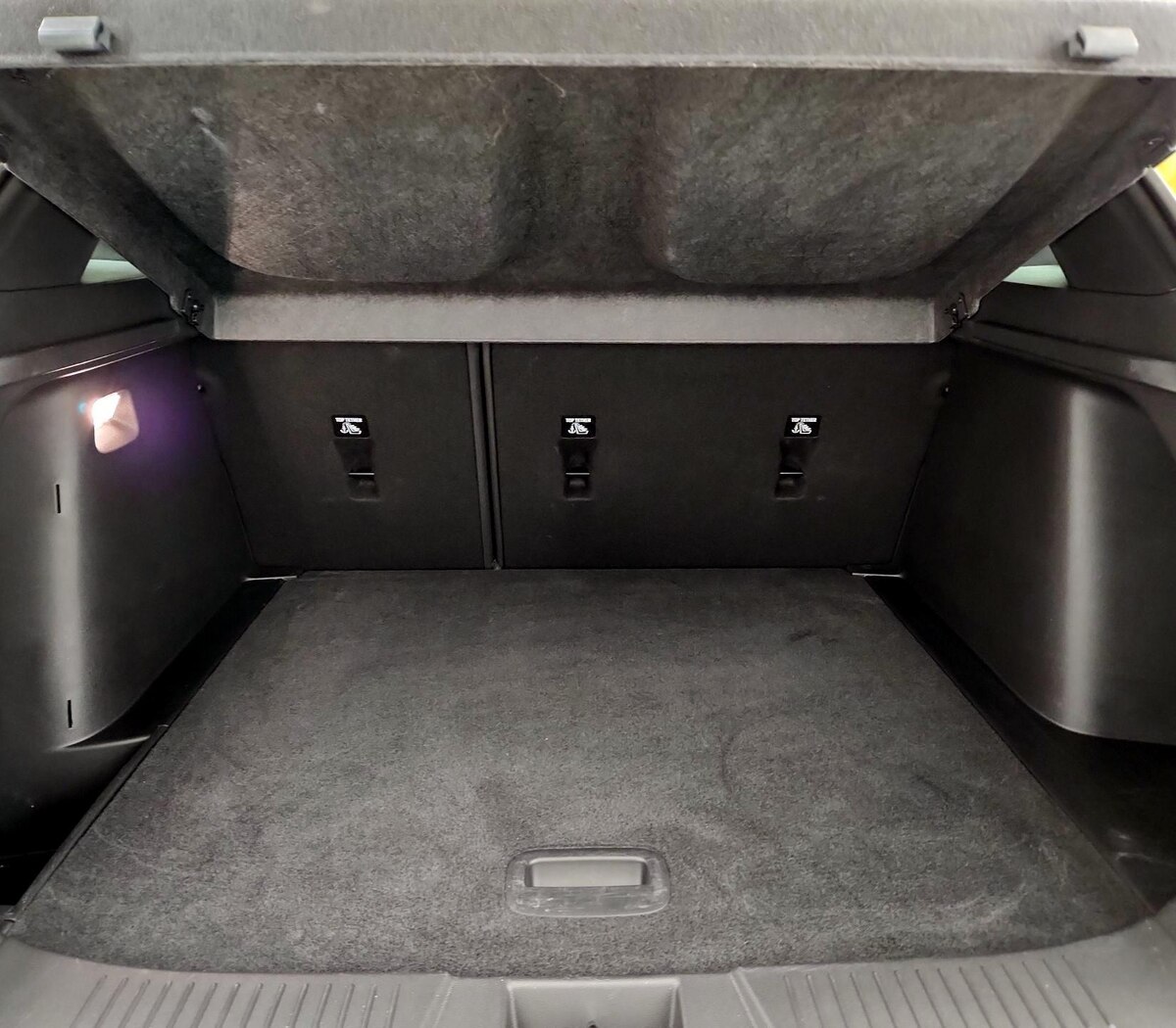 Trunk/Cargo (Seats Up)