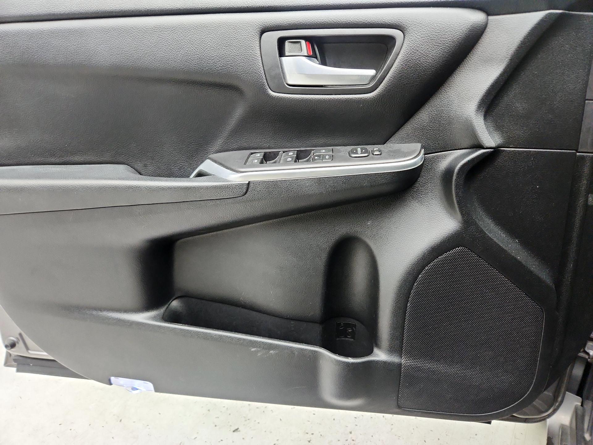 Thumbnail: 2016 Toyota Camry - 12