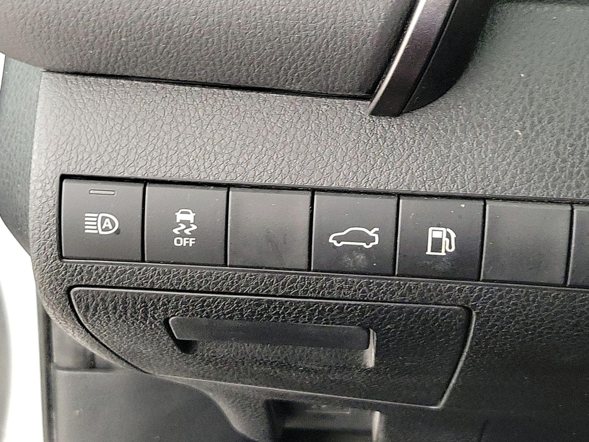 Thumbnail: 2018 Toyota Camry - 13