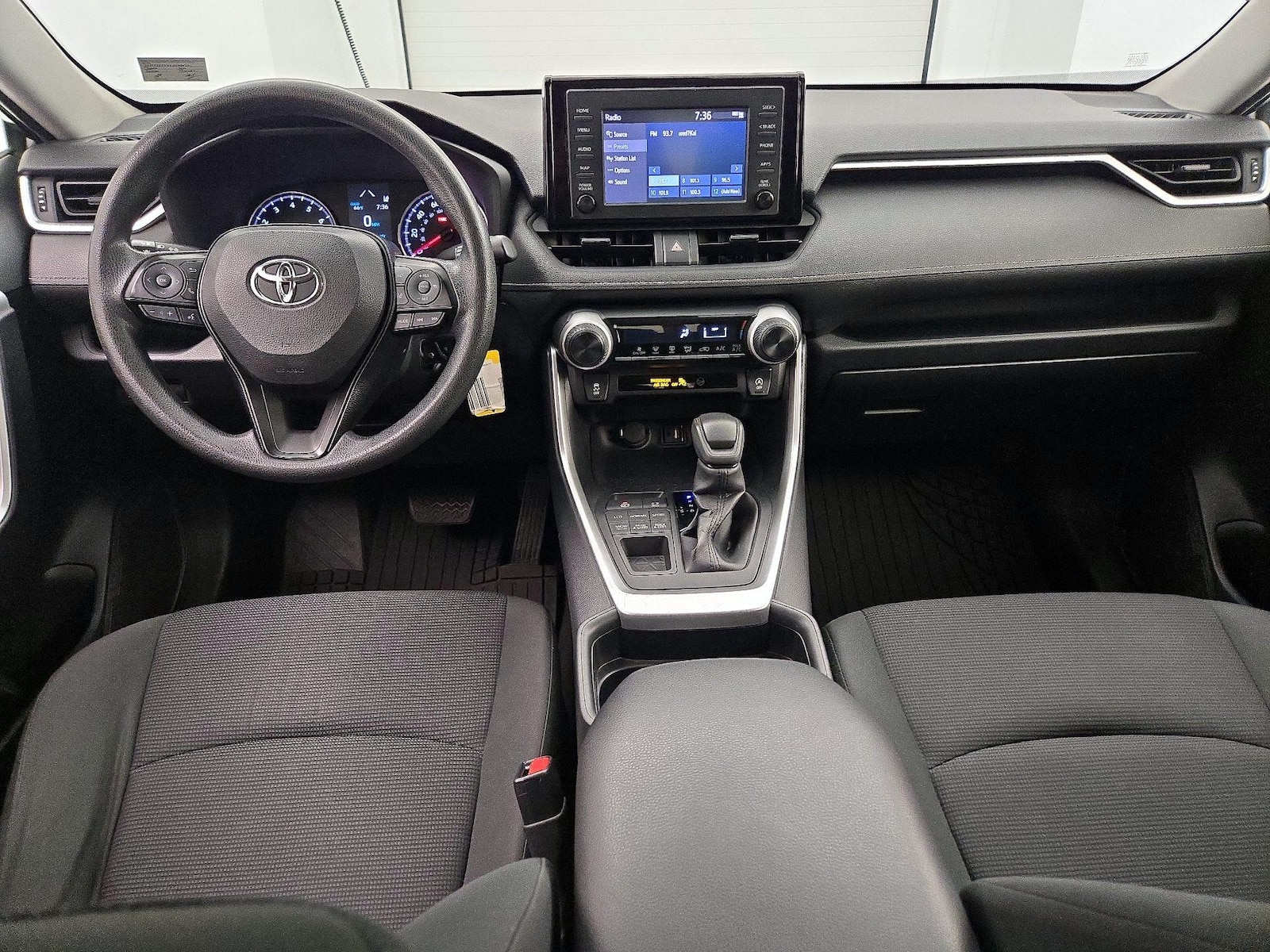 2019 Toyota RAV4 LE - Photo 10