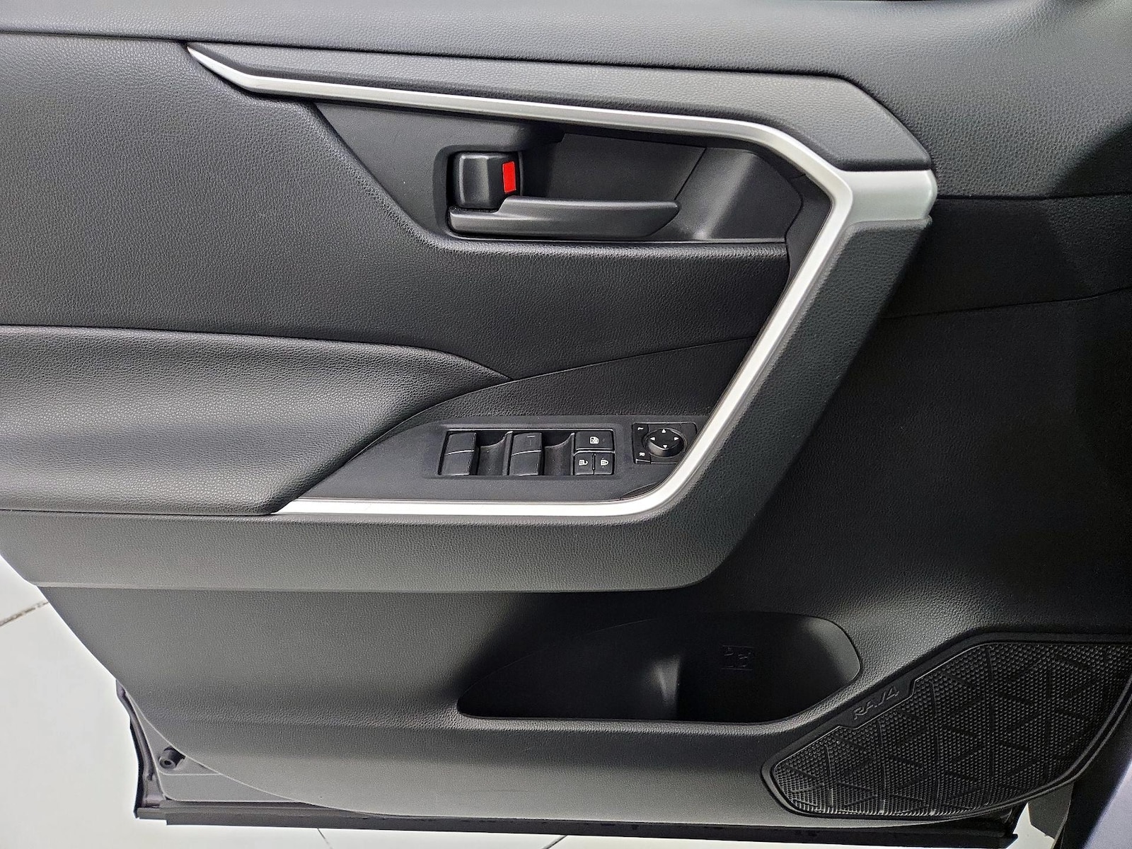 2019 Toyota RAV4 LE - Photo 13