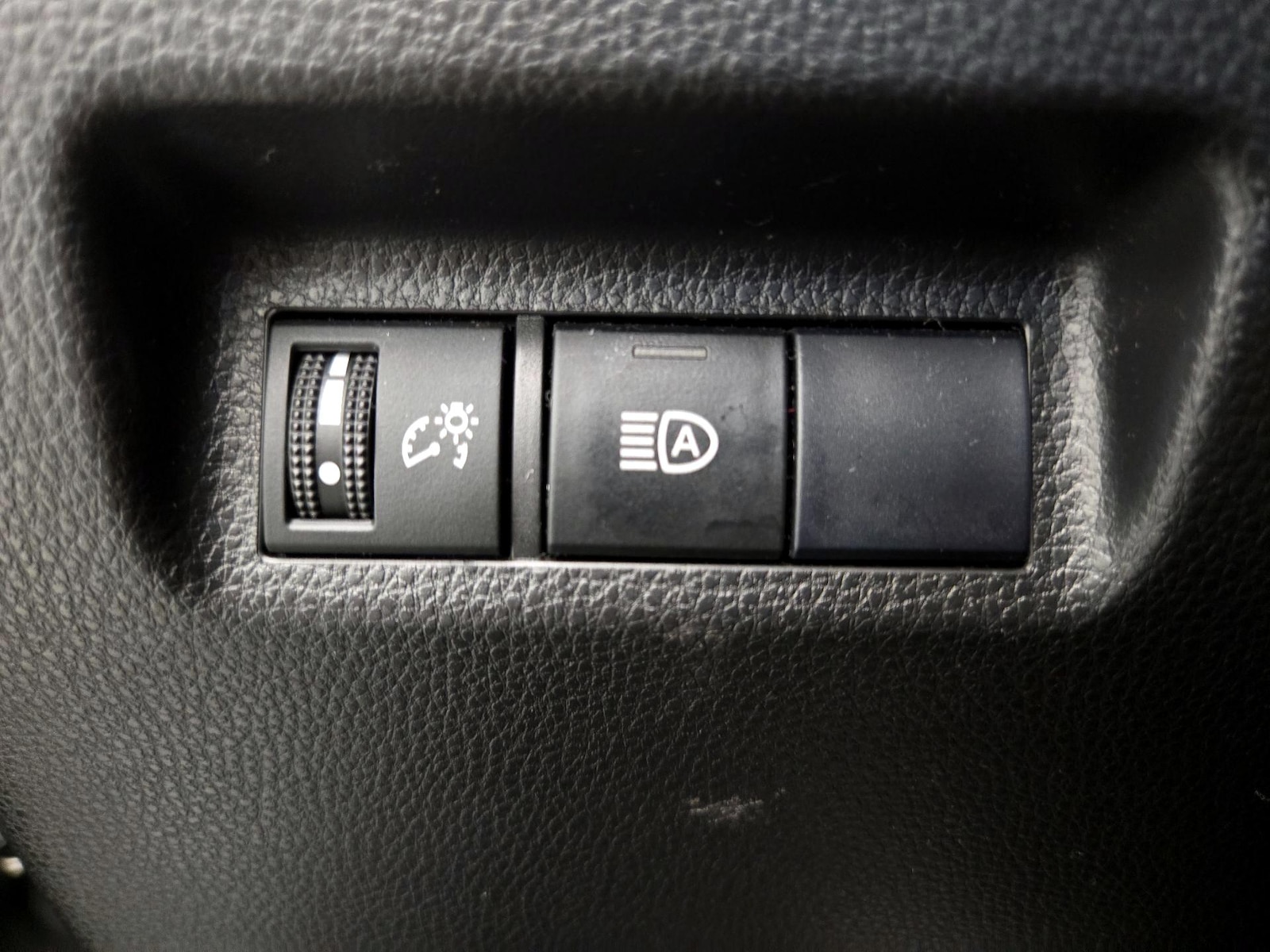 2019 Toyota RAV4 LE - Photo 14