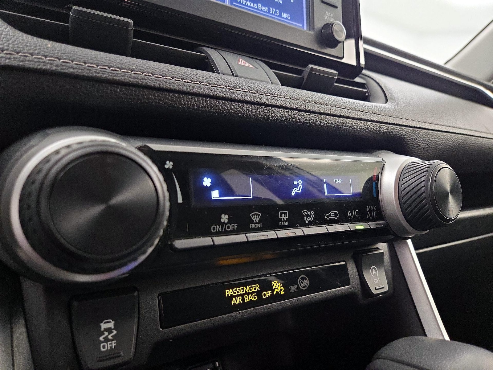 2019 Toyota RAV4 LE - Photo 17