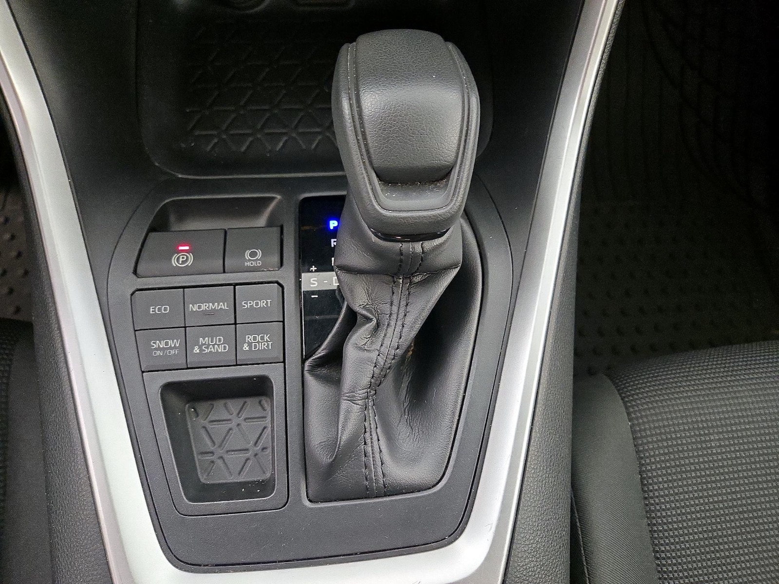 2019 Toyota RAV4 LE - Photo 18