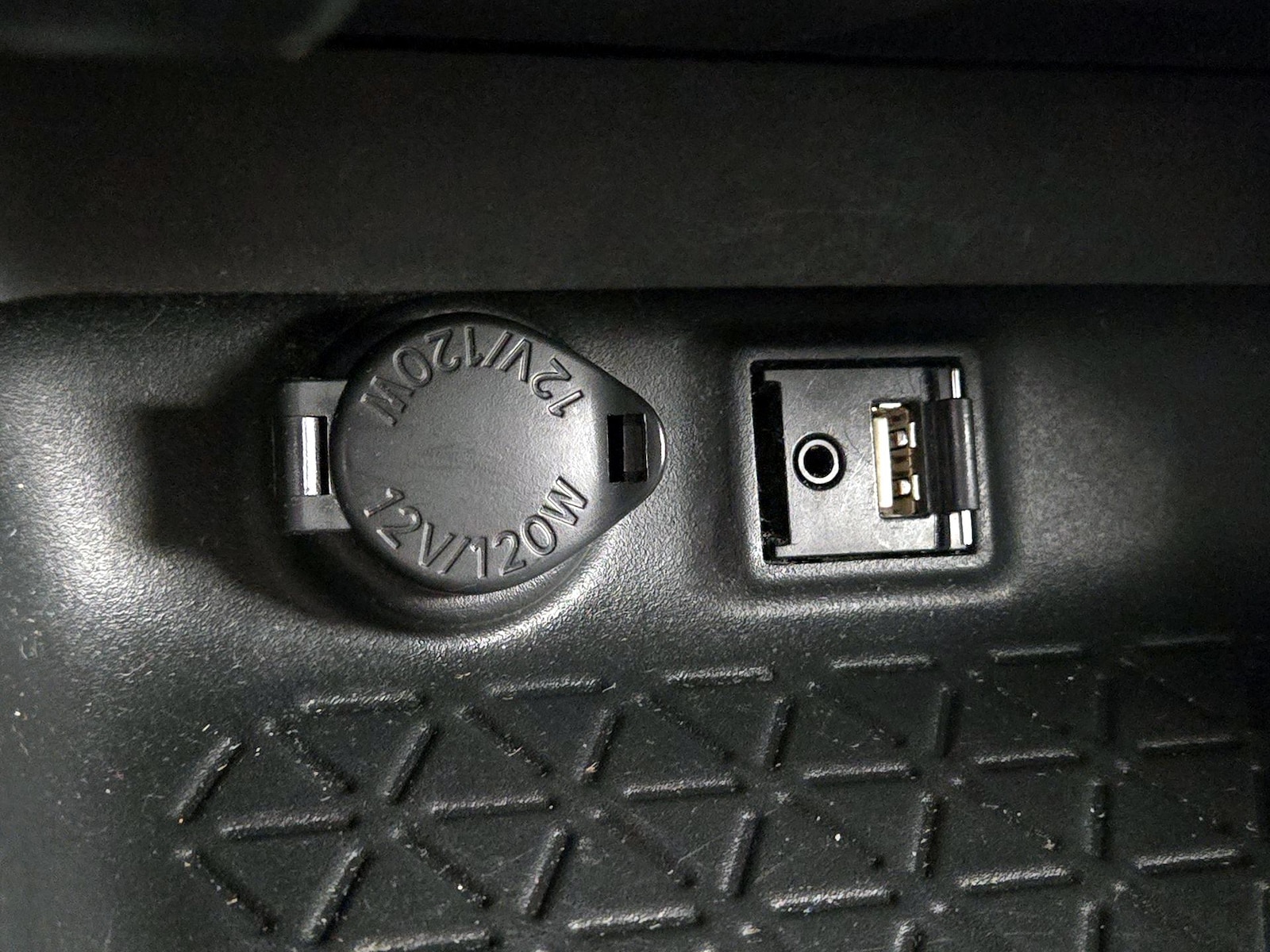 2019 Toyota RAV4 LE - Photo 19