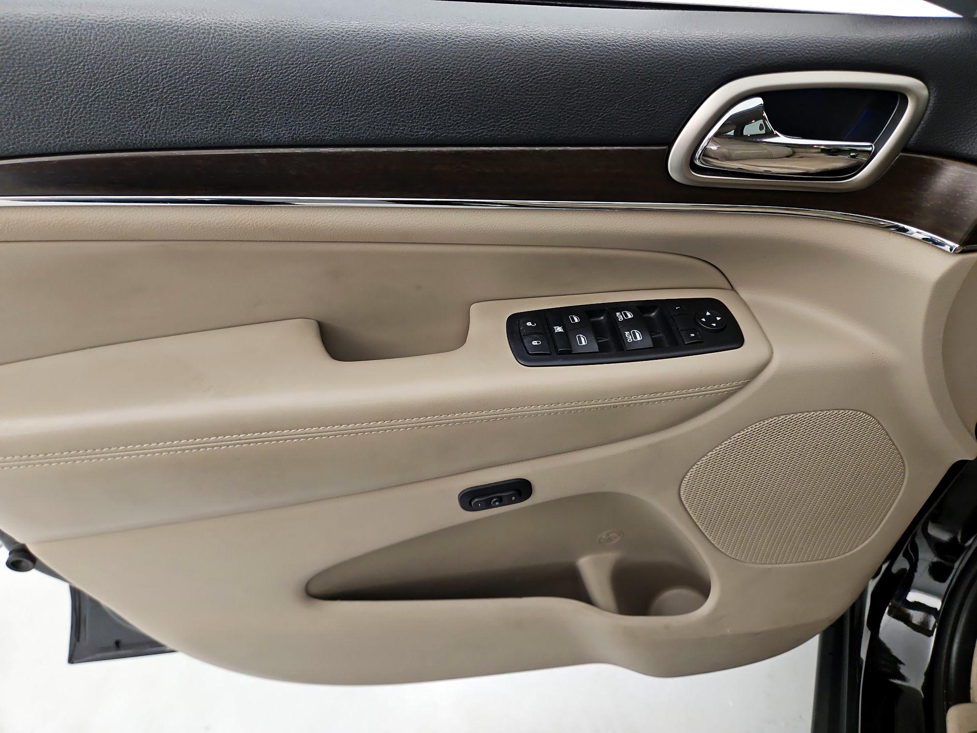 Thumbnail: 2015 Jeep Grand Cherokee - 12