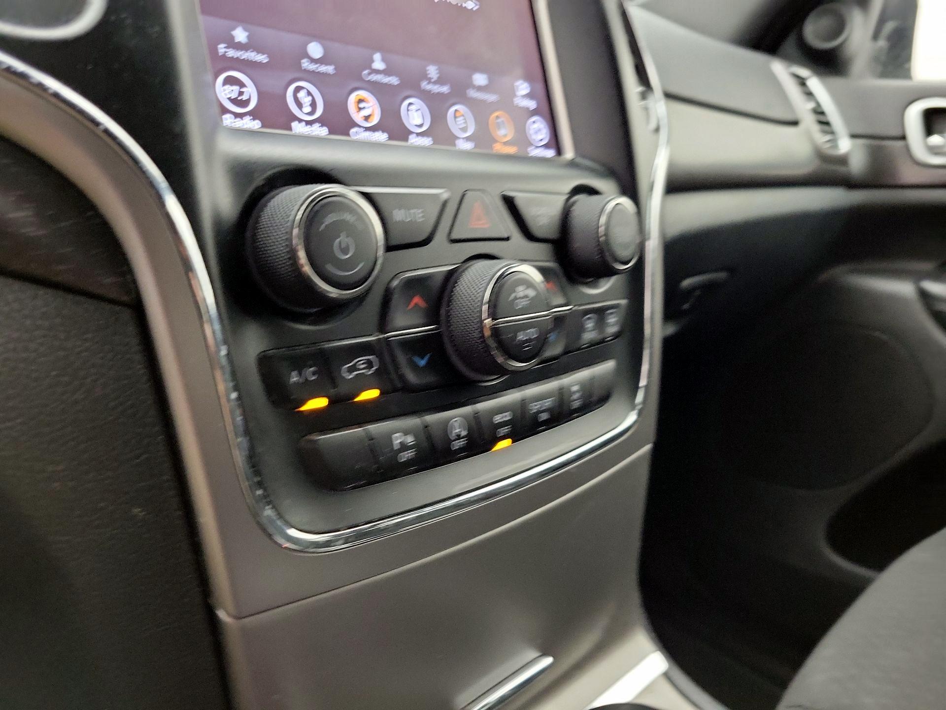 Thumbnail: 2018 Jeep Grand Cherokee - 17