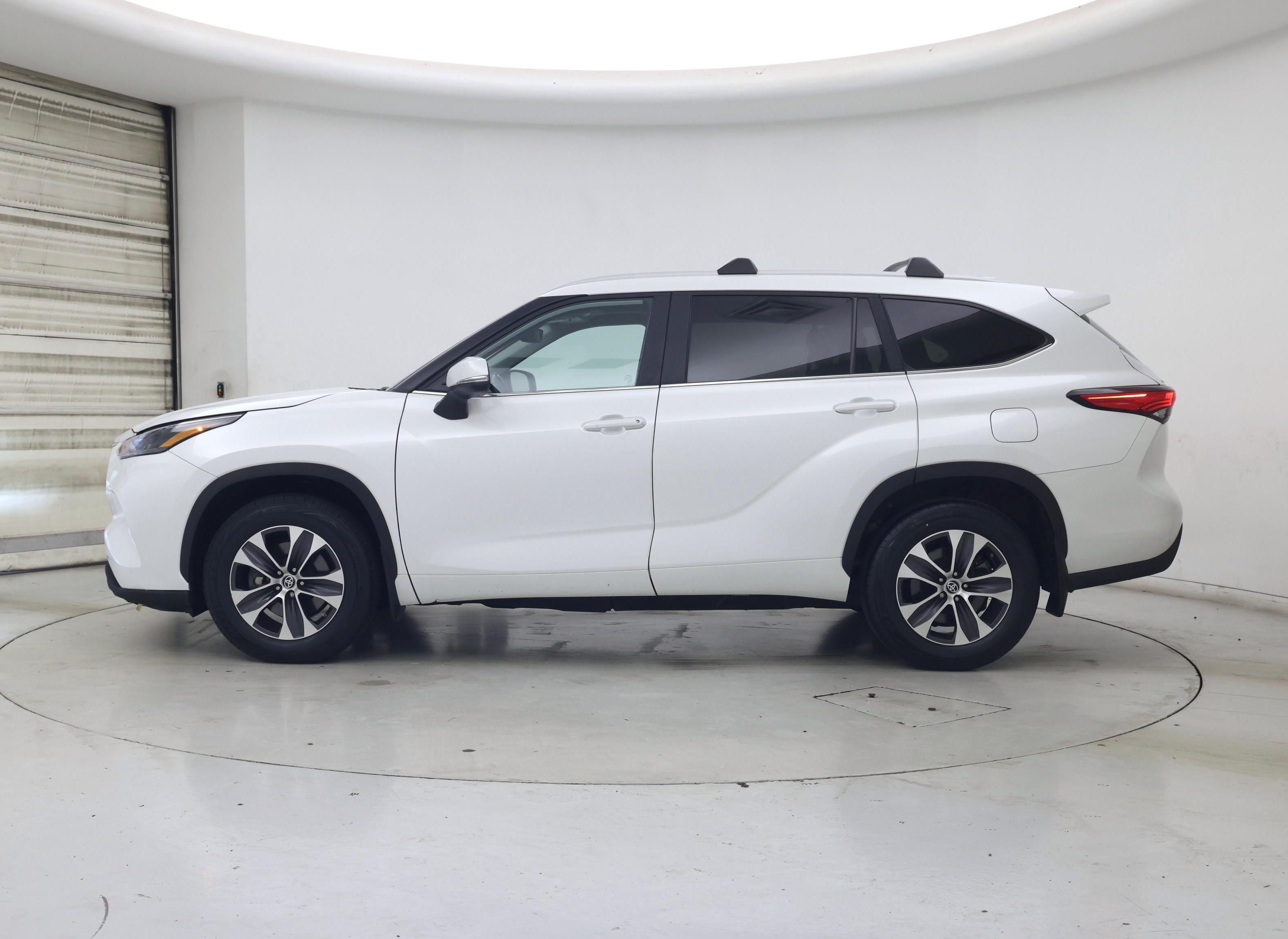 Thumbnail: 2023 Toyota Highlander - 3